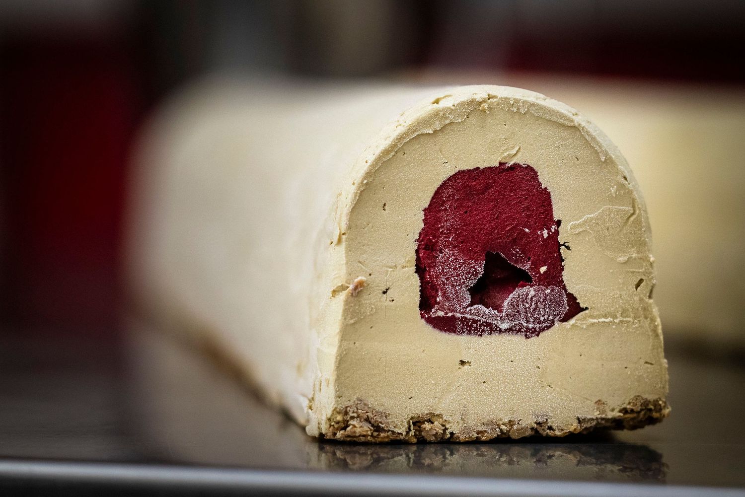 Cross-section of an elegant white dessert roll with dark red berry filling.Claire Bourguin Bourgain Bourgoin Bourquin - Photographe Bruxelle
