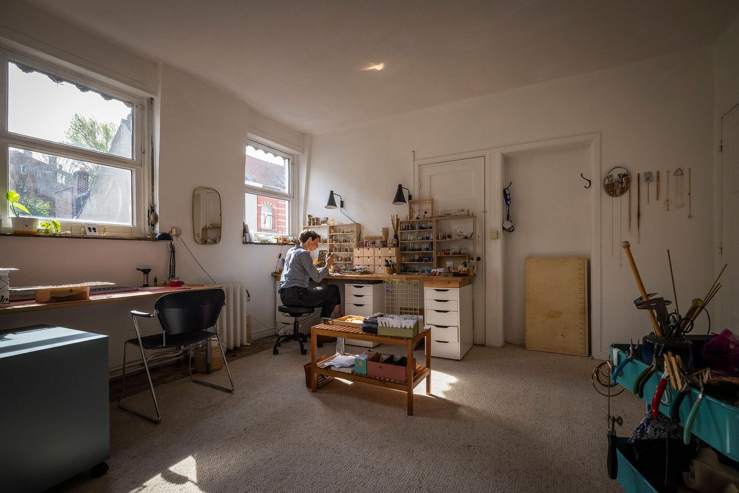 Panoramic view of a bright, minimalist studio space with white walls and natural lighting. Claire Bourguin Bourgain Bourgoin Bourquin - Phot