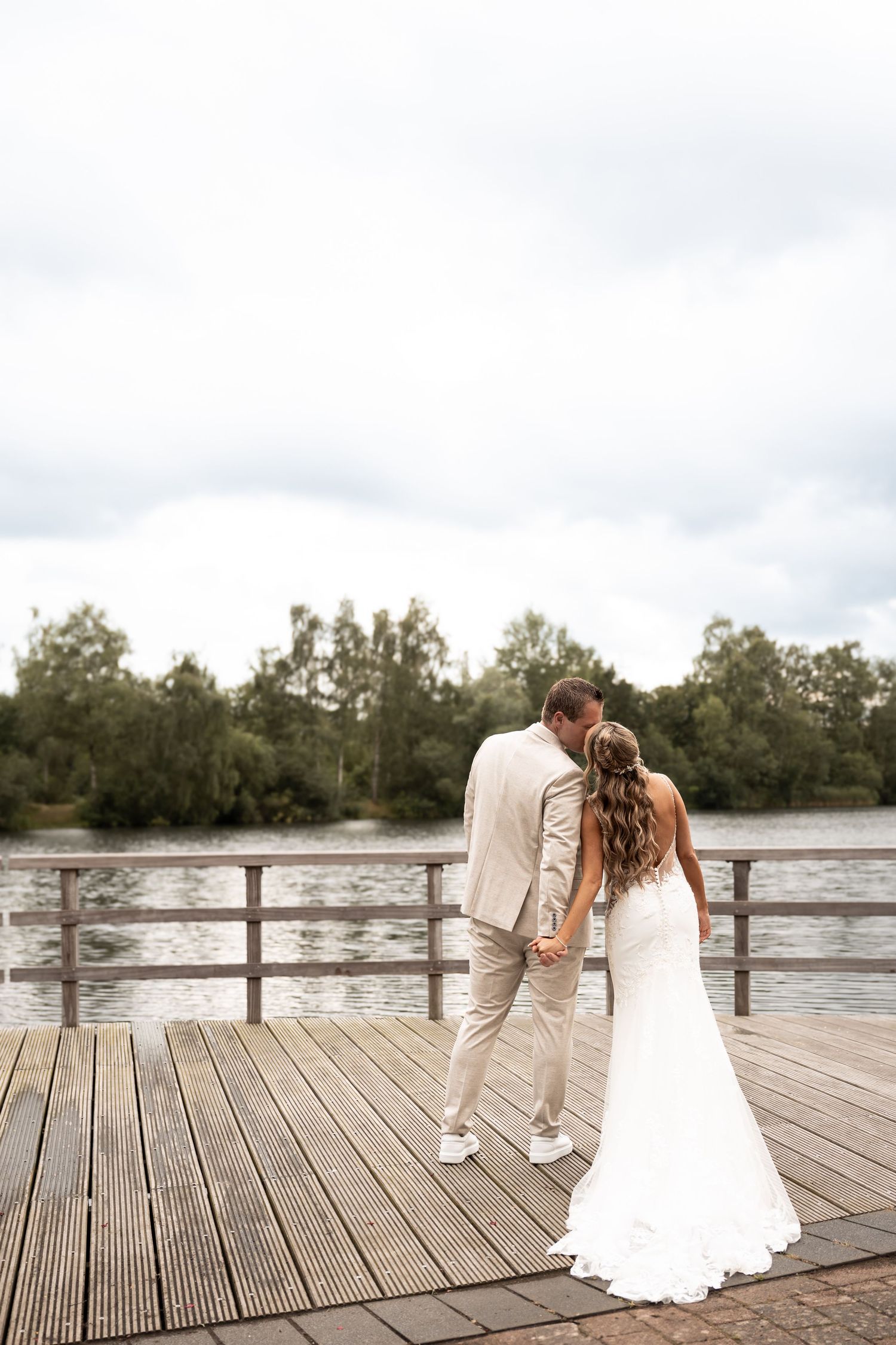 Spontane bruidsshoot vol echte emoties – bruiloftsfotografie in Eindhoven, Noord-Brabant, Nederland en het buitenland.