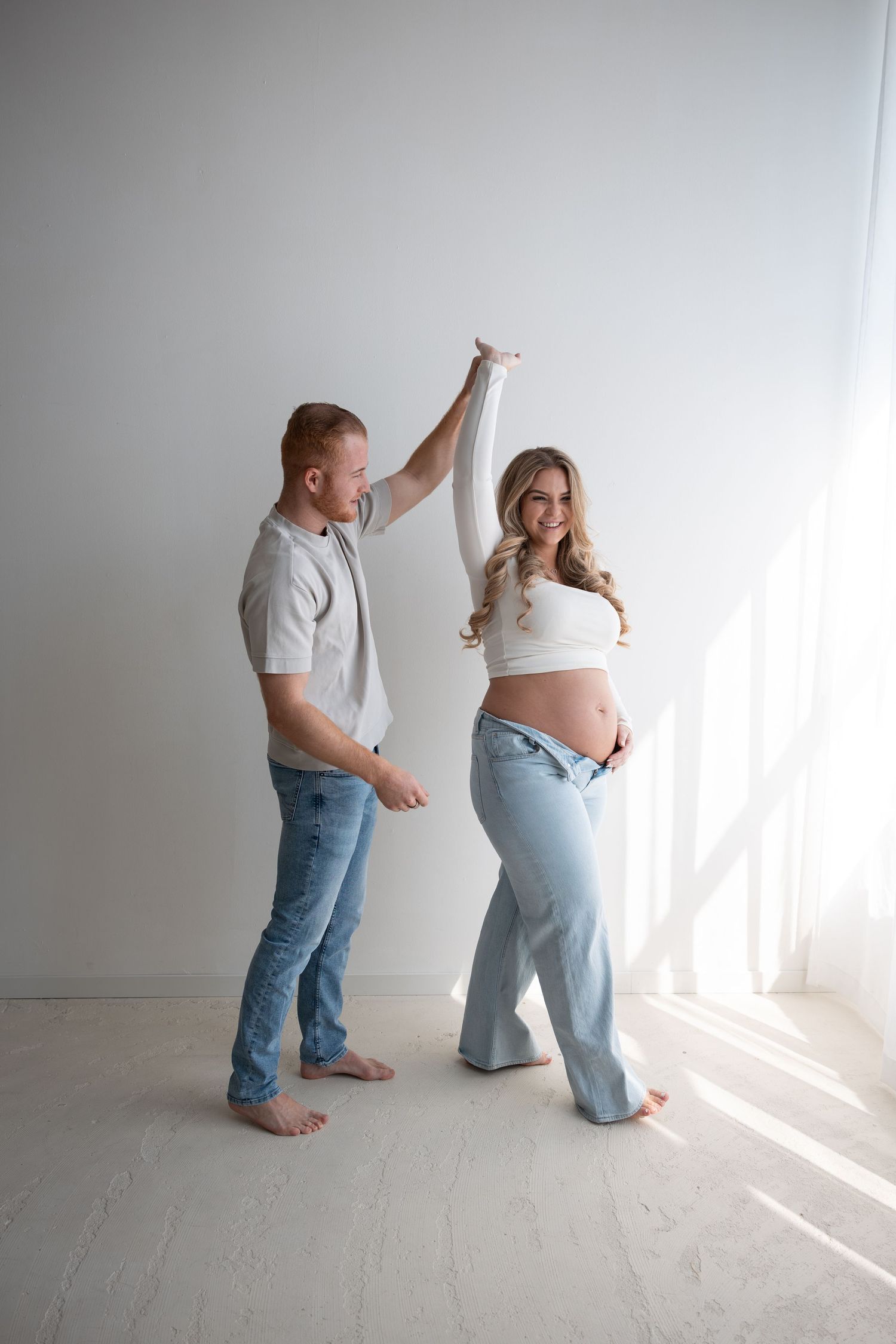 Zwangerschap, motherhood, branding en gezinsfotografie in Eindhoven tijdens een stijlvolle studio minisessie.