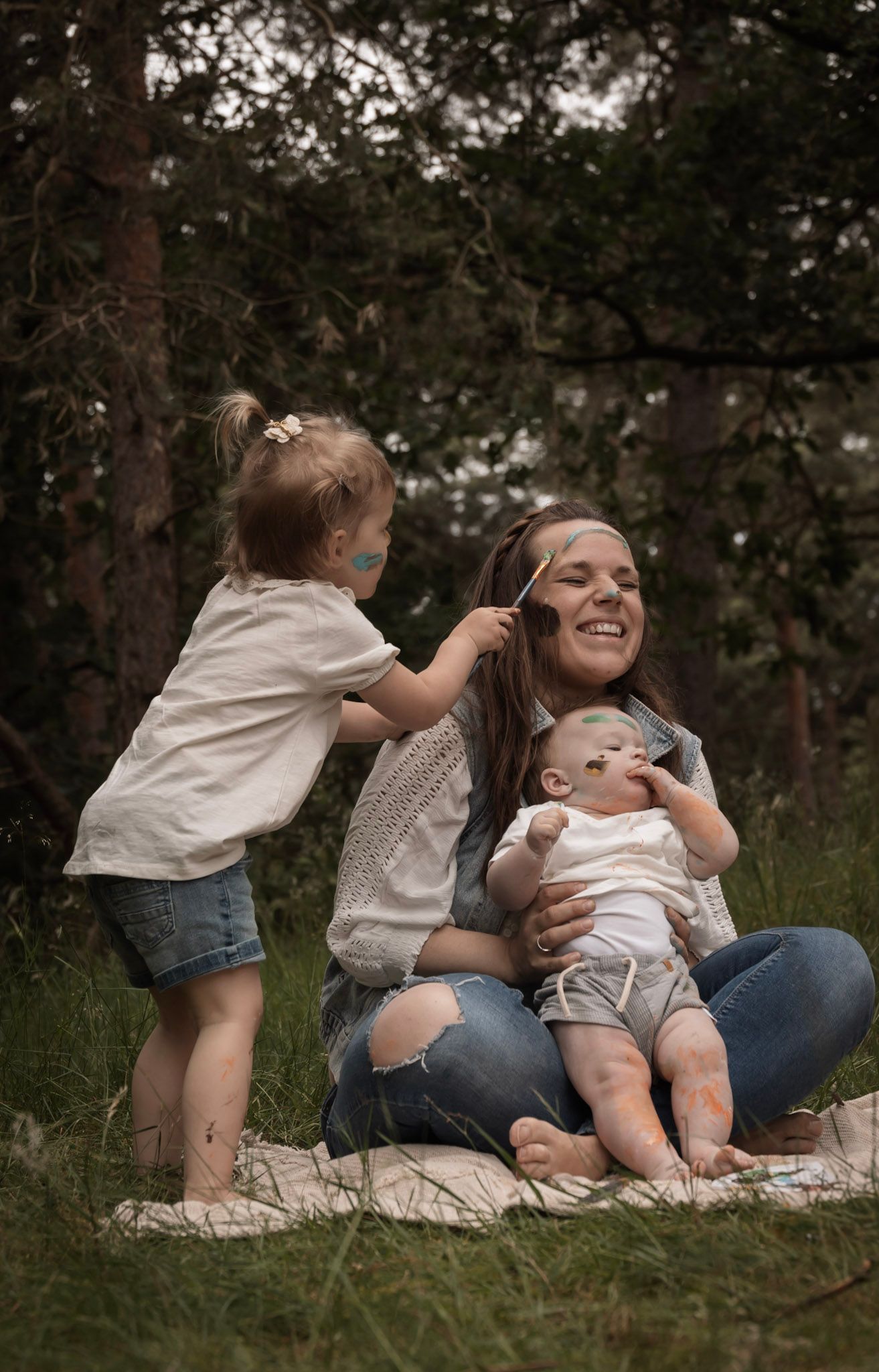 Gezinsverf mini shoot op 12 april in Eindhoven! Schilder samen een canvas en maak elkaar kleurrijk. Leg de mooiste momenten vast!