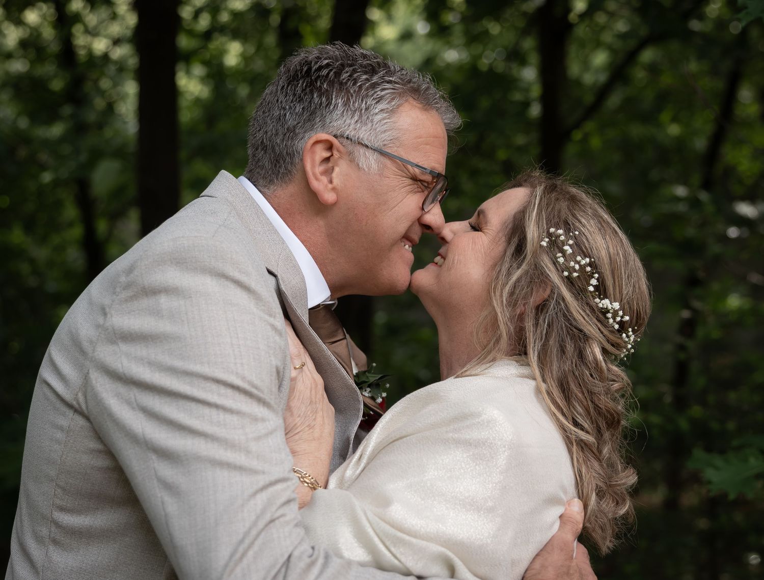 Laat jullie bruiloft stralen met een professionele trouwfotograaf in Eindhoven (Noord-Brabant) die elke emotie en elk detail vast legt.