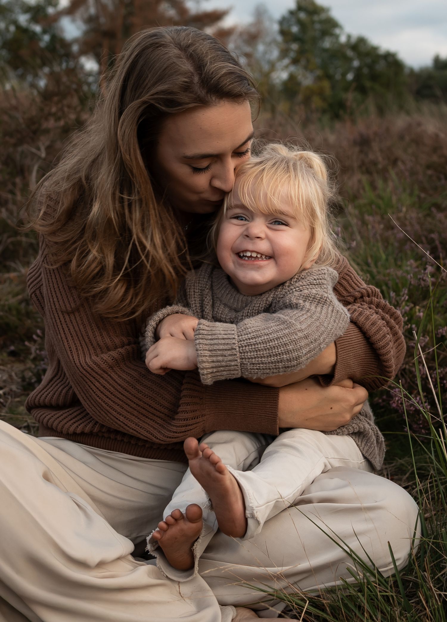 Buiten herfst fotoshoot in Eindhoven met kinderen of gezinnen in speelse setting tussen bladeren en warme kleuren van de herfst