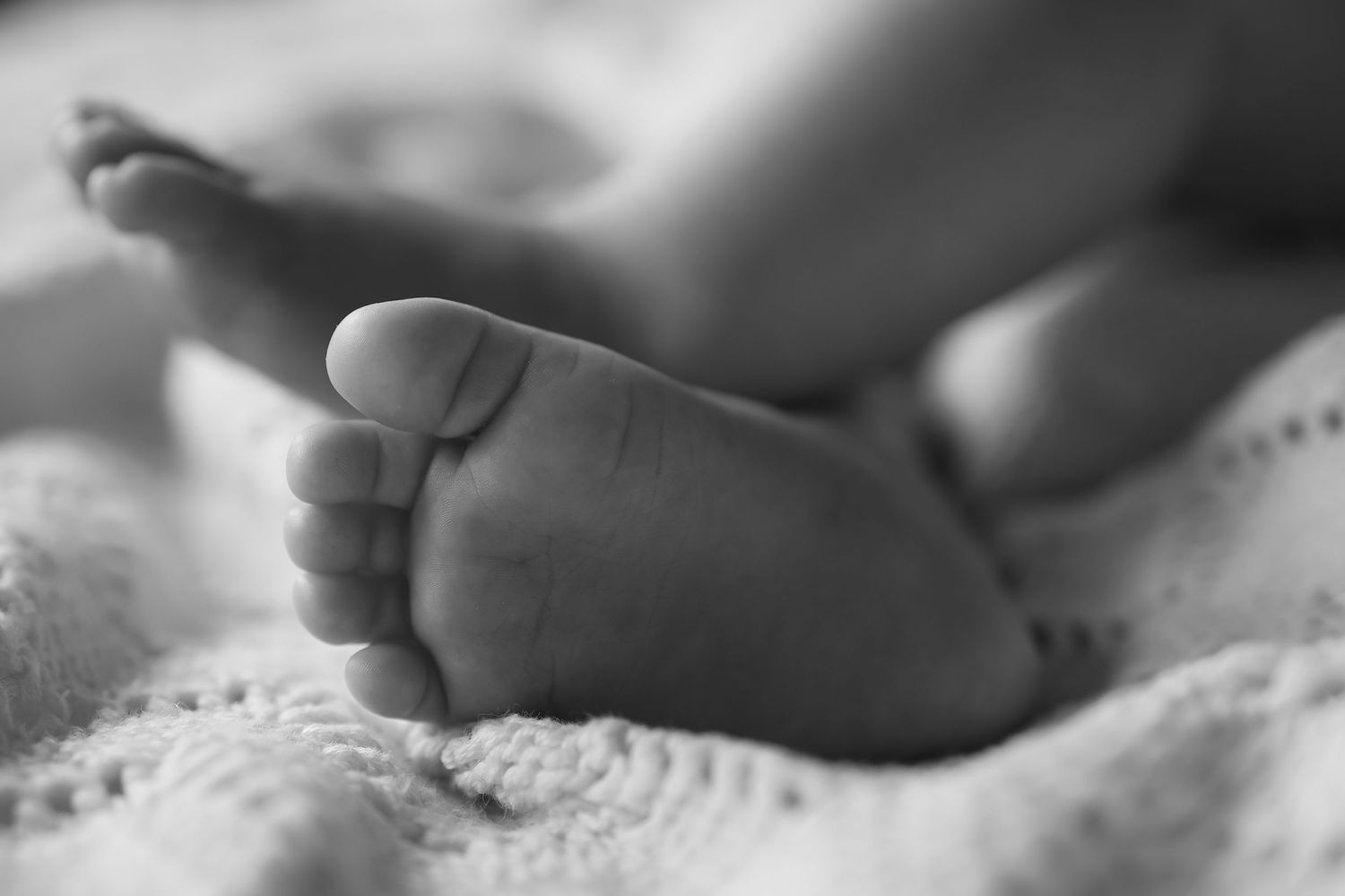 Tijdens de Newbornshoot bij jullie thuis in omgeving Eindhoven.  leg ik natuurlijk ook de kleine details zoals voetjes vast.