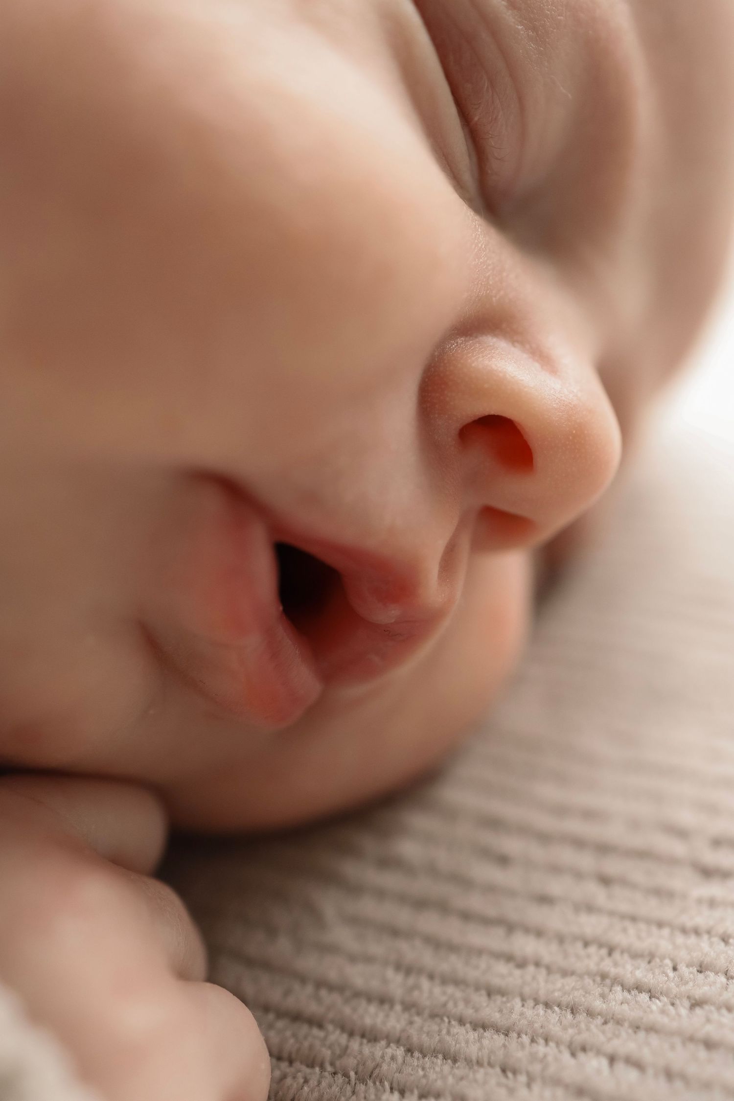 Het schattige gezichtje van je newborn, vastgelegd in jullie eigen omgeving rondom Eindhoven. Puurheid en liefde in elke foto.