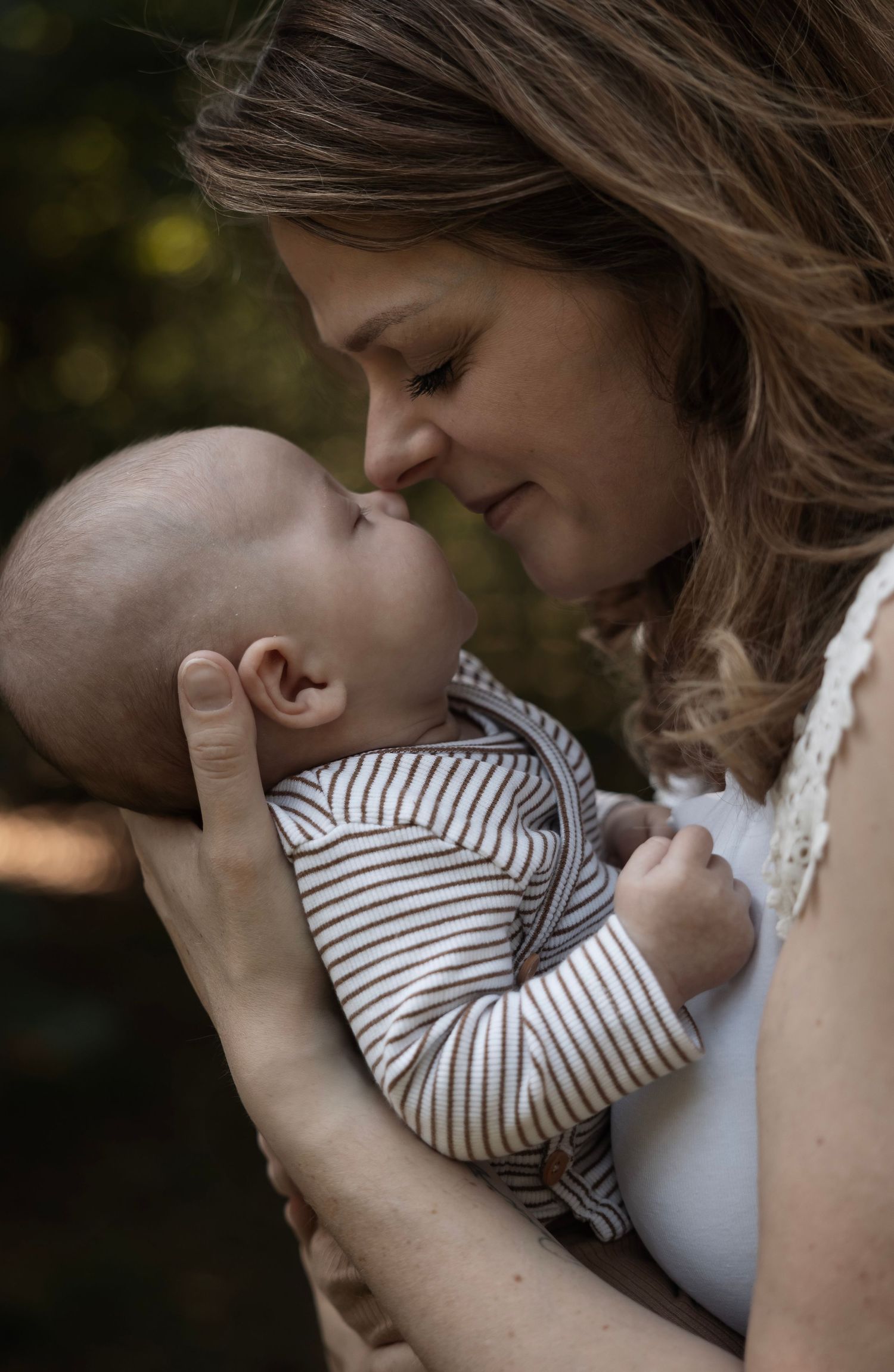 Laat je pasgeboren baby vastleggen in een unieke buitenshoot. Newbornfotografie in de natuur rondom Eindhoven, Noord-Brabant.