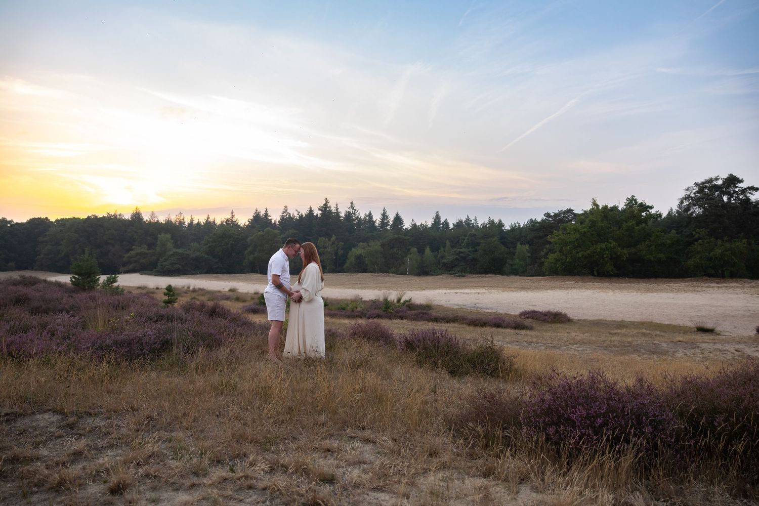 Zwangerschap minishoot tussen paarse heide in Eindhoven – korte bloei, paarse gloed, uniek moment om vast te leggen.