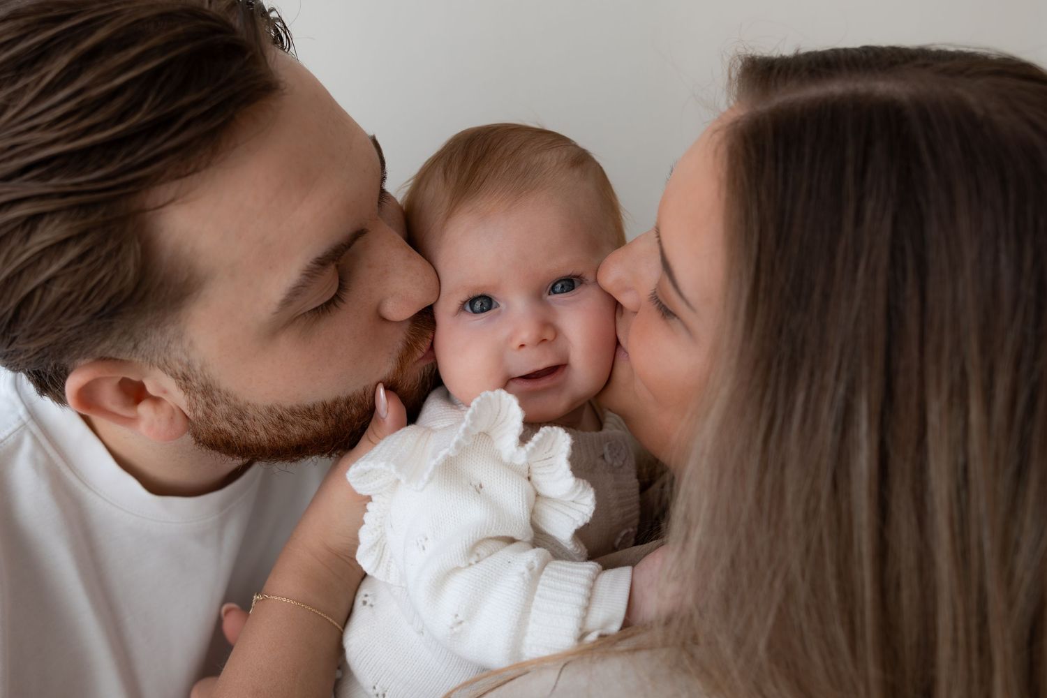 Gezellige studio minishoot van een gezin in Eindhoven met warme, tijdloze familiefoto's en natuurlijke interacties.