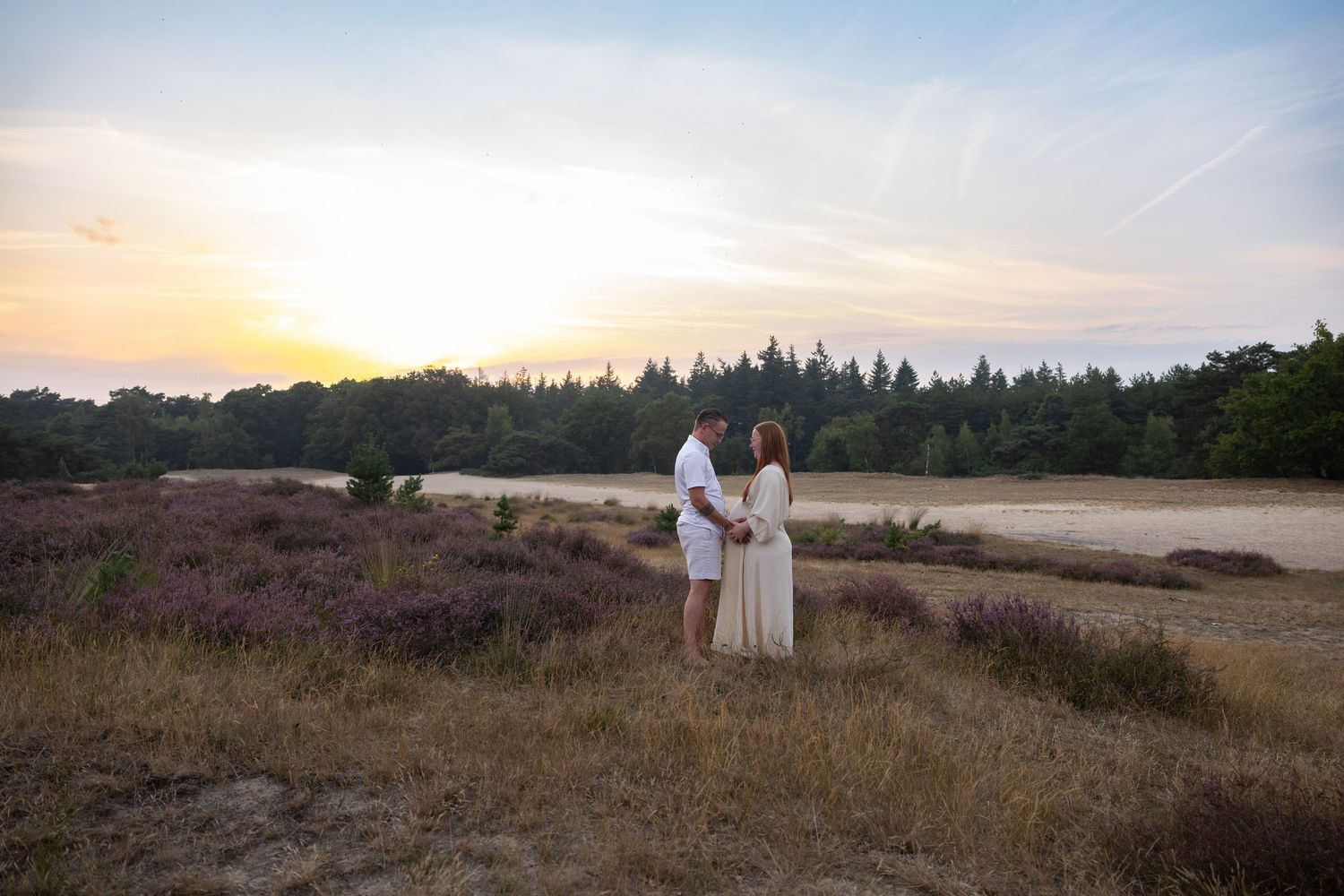 Zwangerschapsshoot op de heide bij Eindhoven met zand, bos en water. Pure zwangerschapsfoto’s in de natuur van Noord-Brabant.