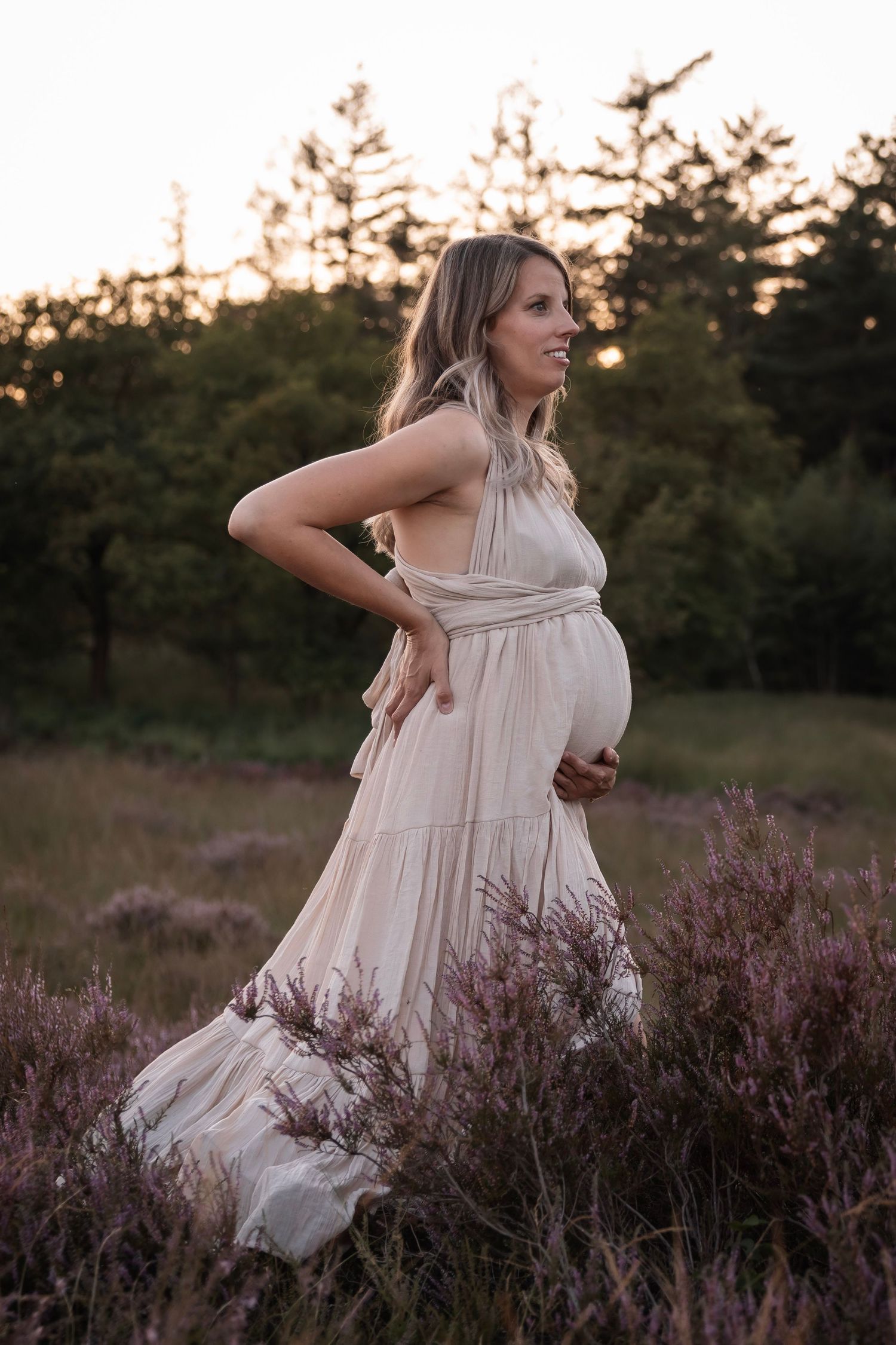 Zwangerschapsfotoshoot in bloeiende paarse heide in Eindhoven – sfeervol, natuurlijk en tijdelijk te boeken als minishoot.