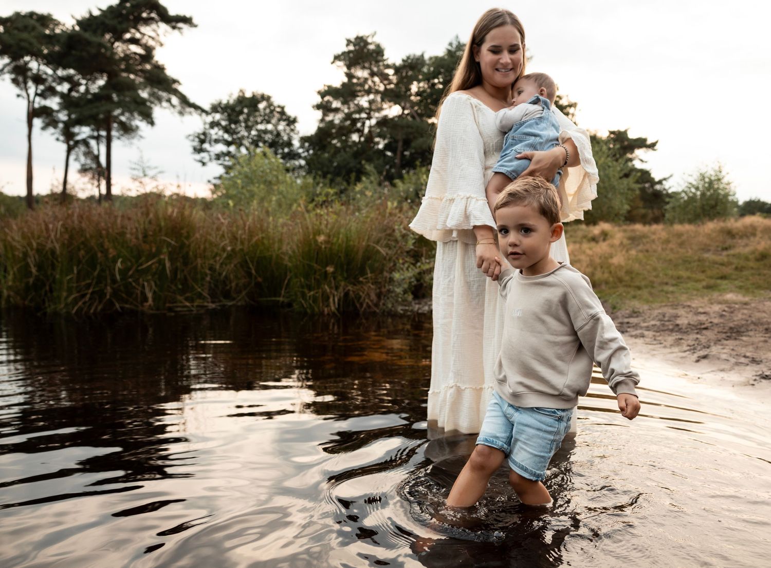 Leg de band tussen moeder en kinderen vast in een prachtige motherhood shoot in Eindhoven – vol liefde, lachen en herinneringen.