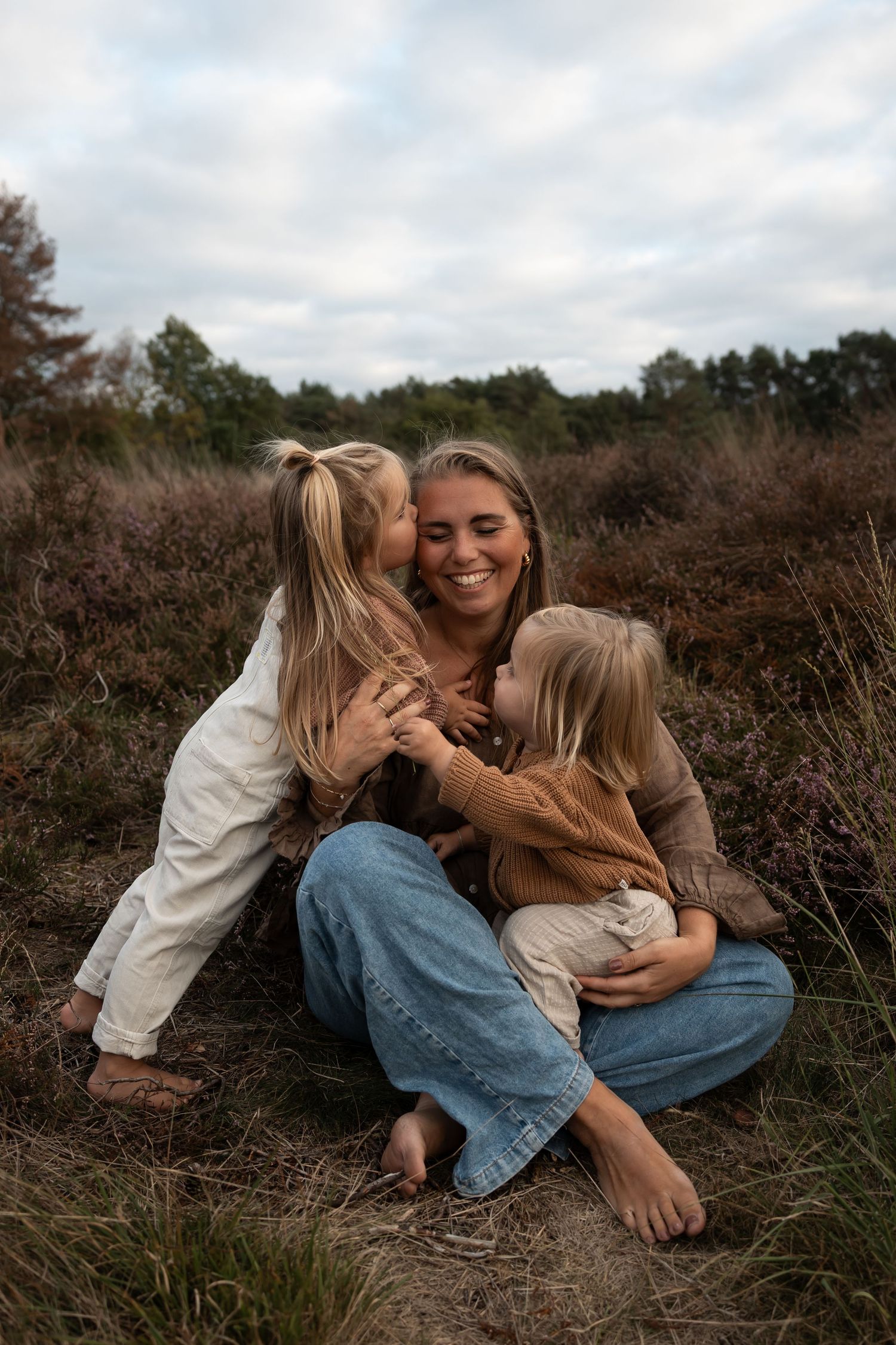 Sfeervolle herfst fotoshoot in Eindhoven voor gezinnen en kinderen, met vallende bladeren en warme natuurkleuren in Noord-Brabant