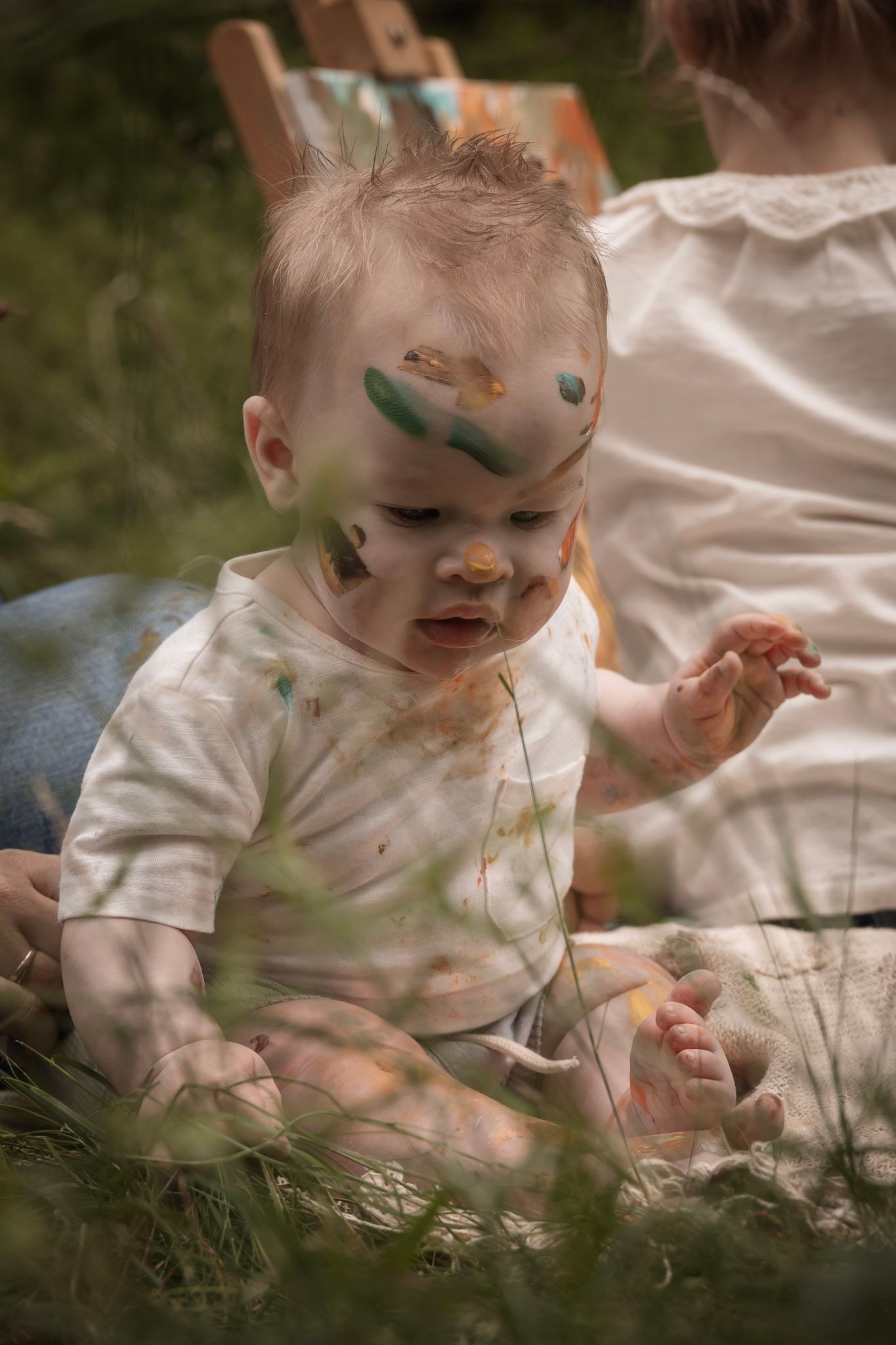 Verf mini shoot op 12 april in Eindhoven! Gezinnen schilderen elkaar, lachen en creëren onvergetelijke momenten. Een unieke ervaring!