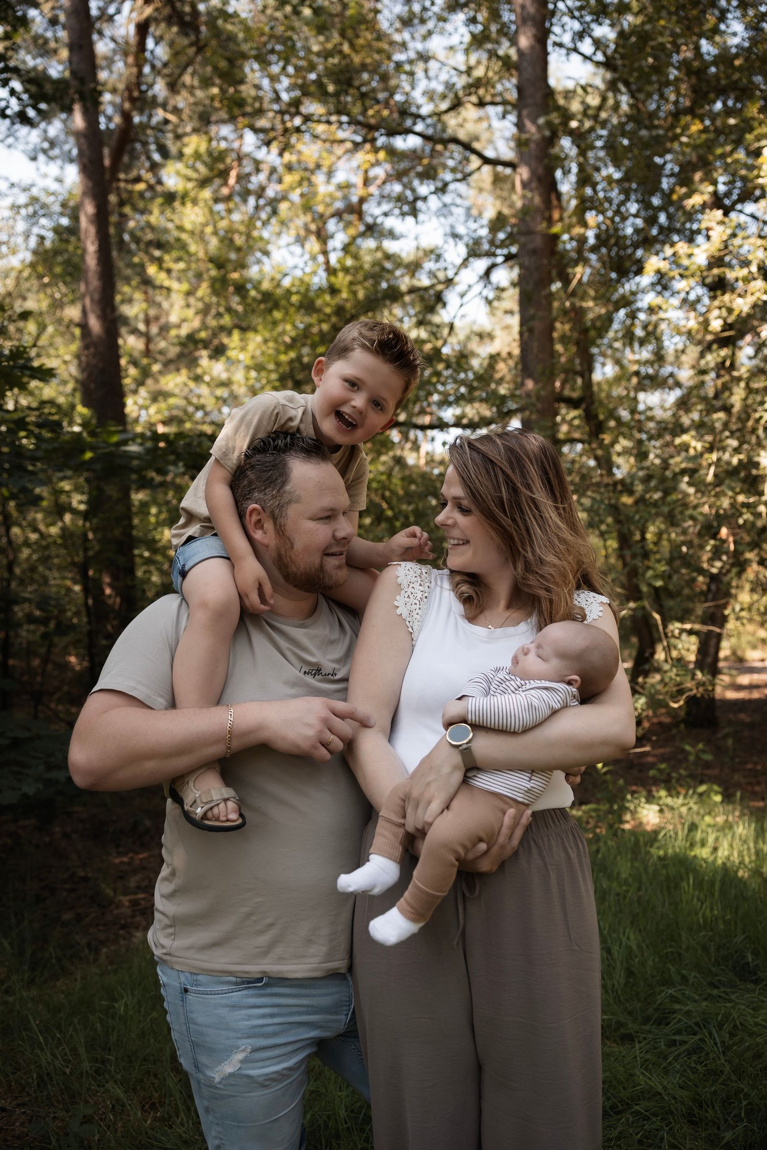 Newbornshoot buiten in de natuur, Eindhoven, Noord-Brabant. Onvergetelijke foto's van je baby in het mooie buitenlicht.