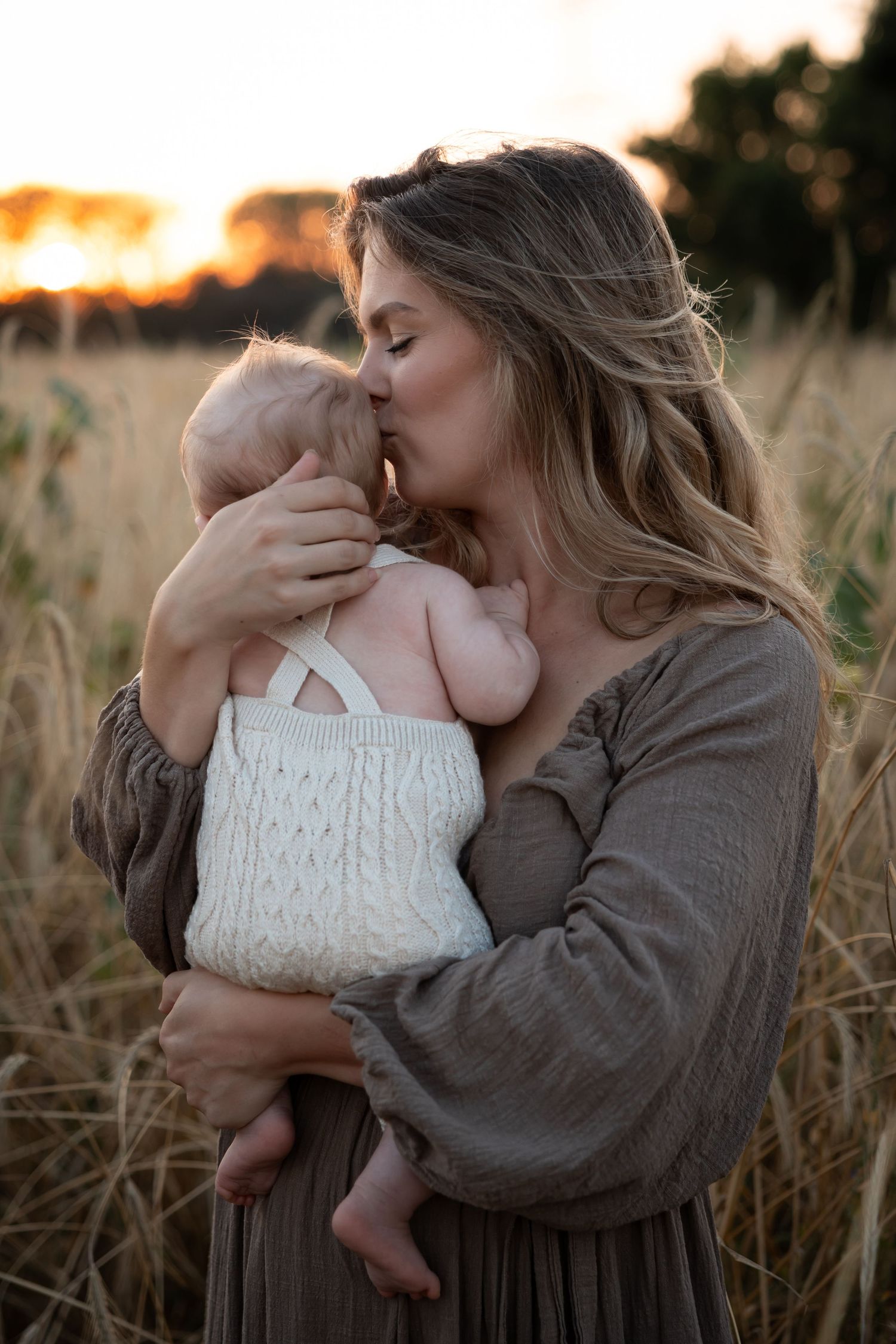 Sfeervolle motherhood fotoshoot tijdens een portfolio shoot avond voor fotografen met professionele modellen en styling.