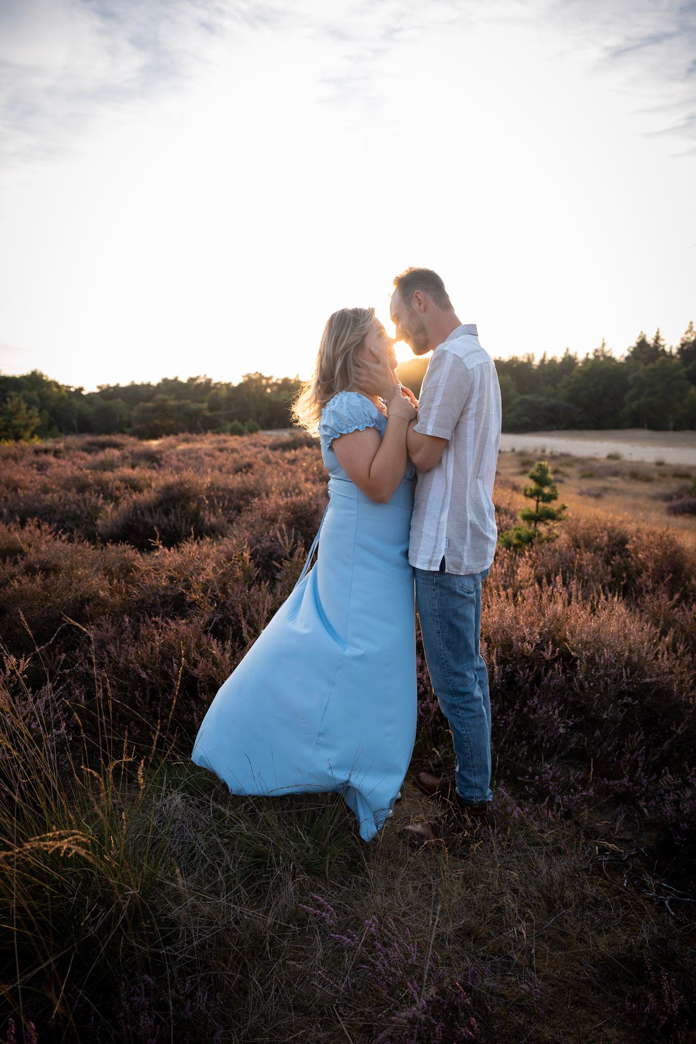 Koppel minishoot in paarse heide bij Eindhoven – romantisch, natuurlijk decor tijdens korte bloei. Perfect voor liefdevolle foto's