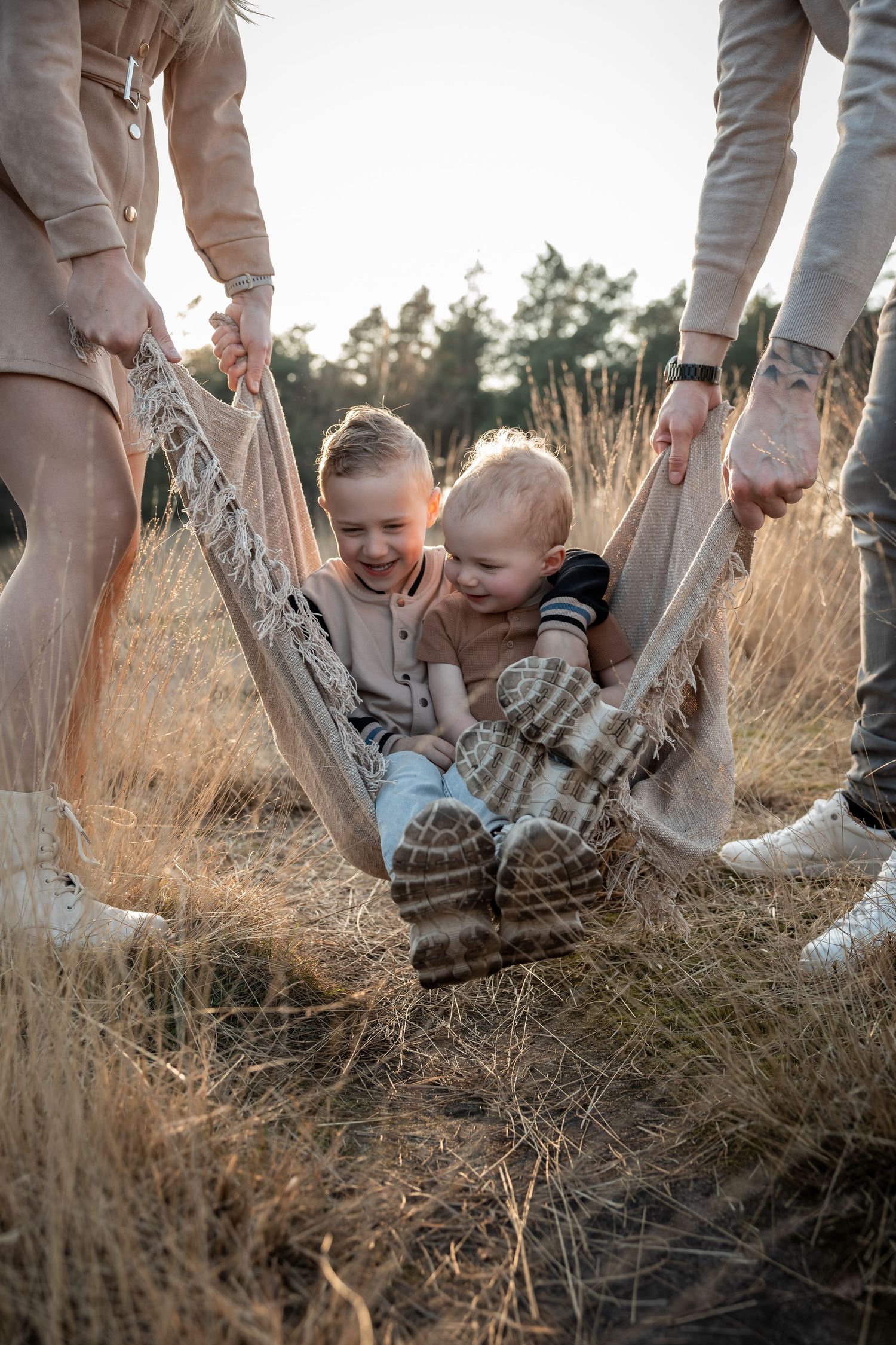 Professionele gezinsfotograaf legt ontspannen gezinsshoot vast met natuurlijke poses en echte emoties Eindhoven Noord-Brabant