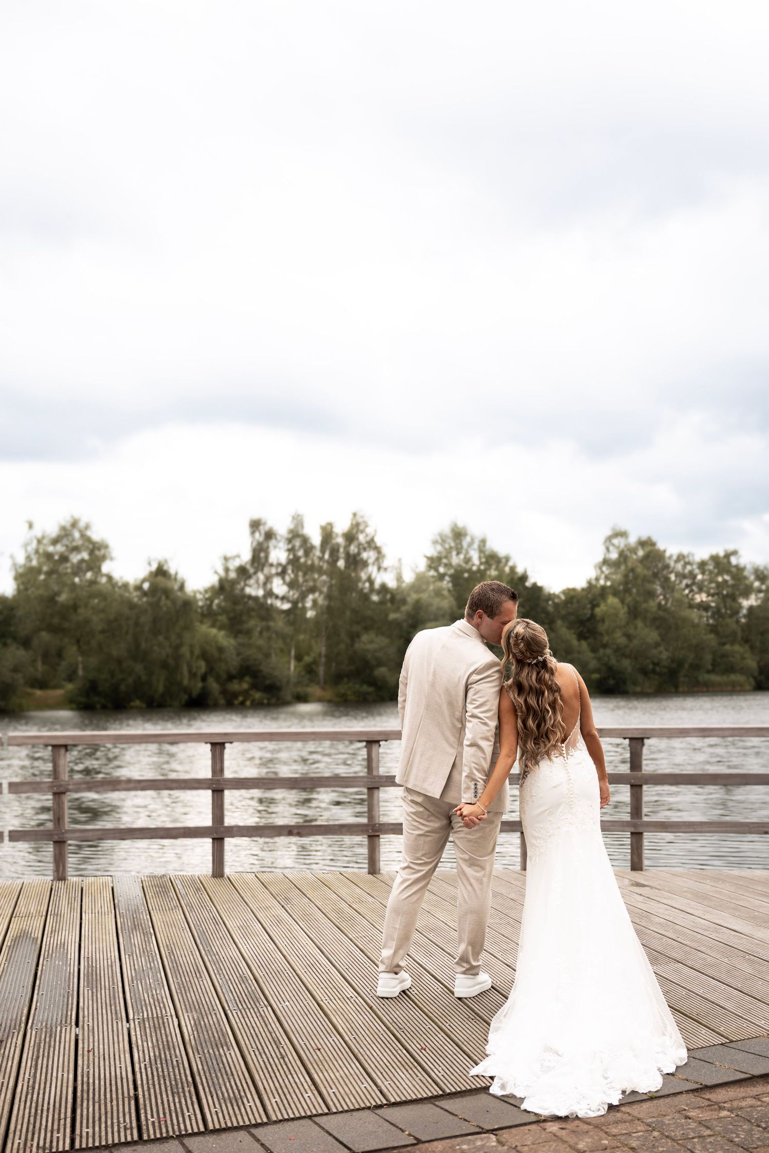 Een prachtig moment van liefde en vreugde op een bruiloft, waar twee zielen samenkomen in een leven vol geluk en avontuur