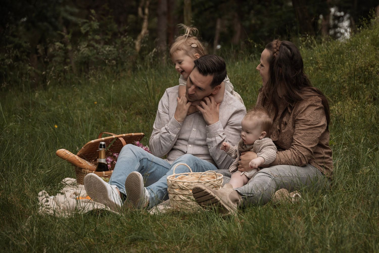 Vastleggen van de mooiste knuffelmomenten tijdens een gezinsshoot door mij als jullie fotograaf in Eindhoven, Noord-Brabant.