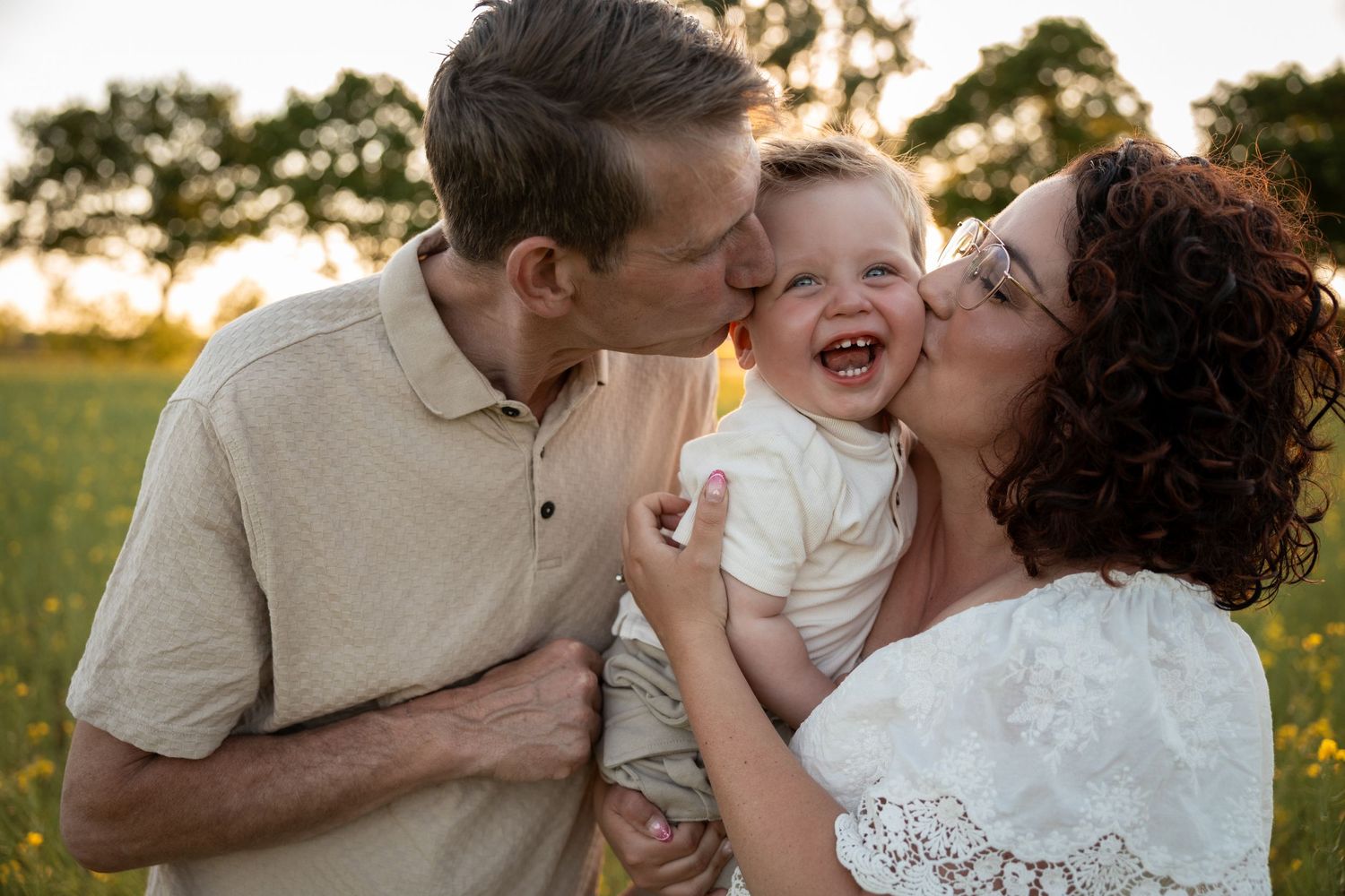 Gezinsfotoshoot met spontane momenten, liefdevolle interacties en mooie details van kinderen en ouders Eindhoven Noord-Brabant