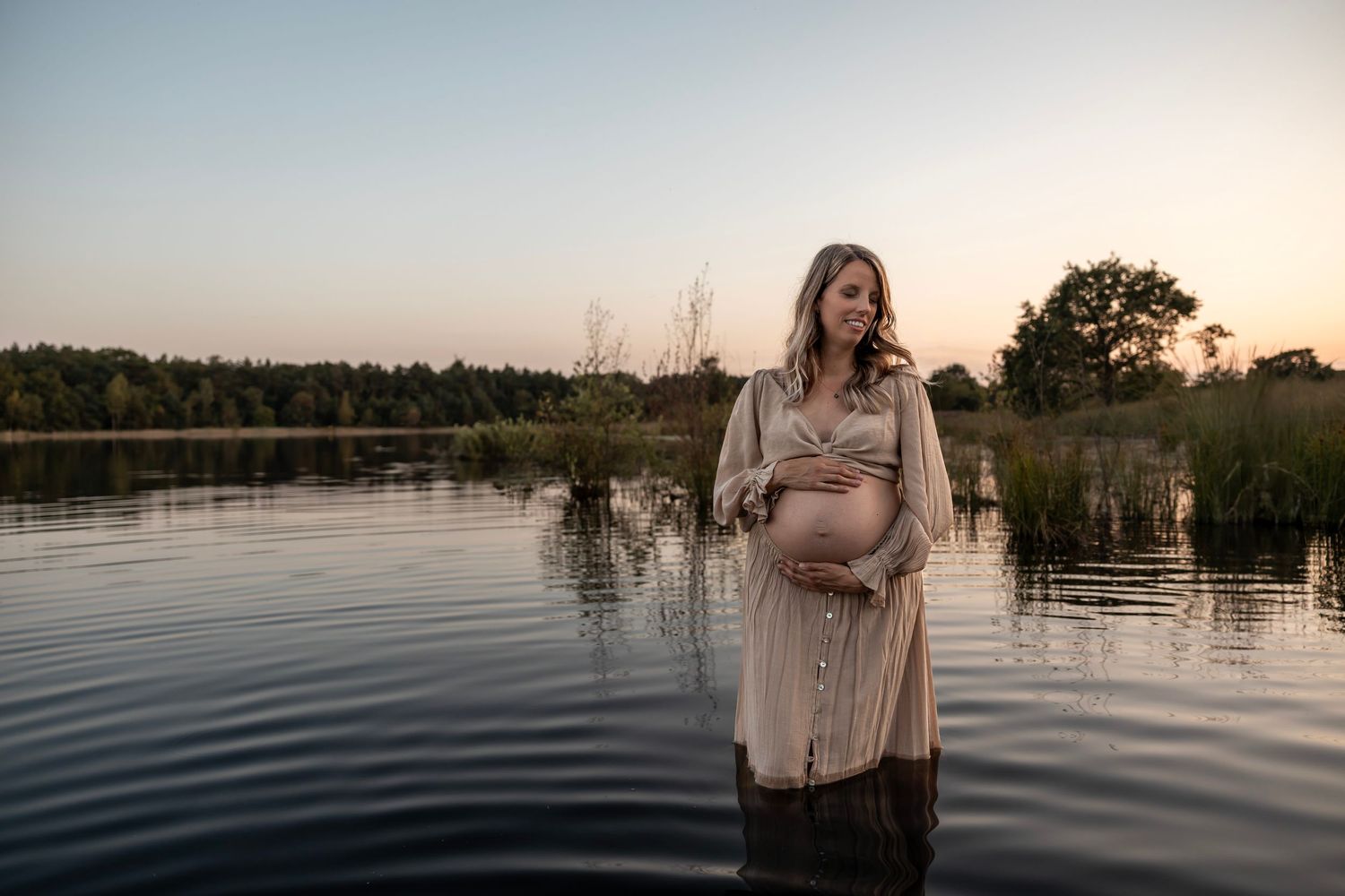 Zwangerschapsfotografie en zwangerschapshoot in het water, Eindhoven, Noord-Brabant. Leg jouw groeiende buik vast in een bijzondere setting.