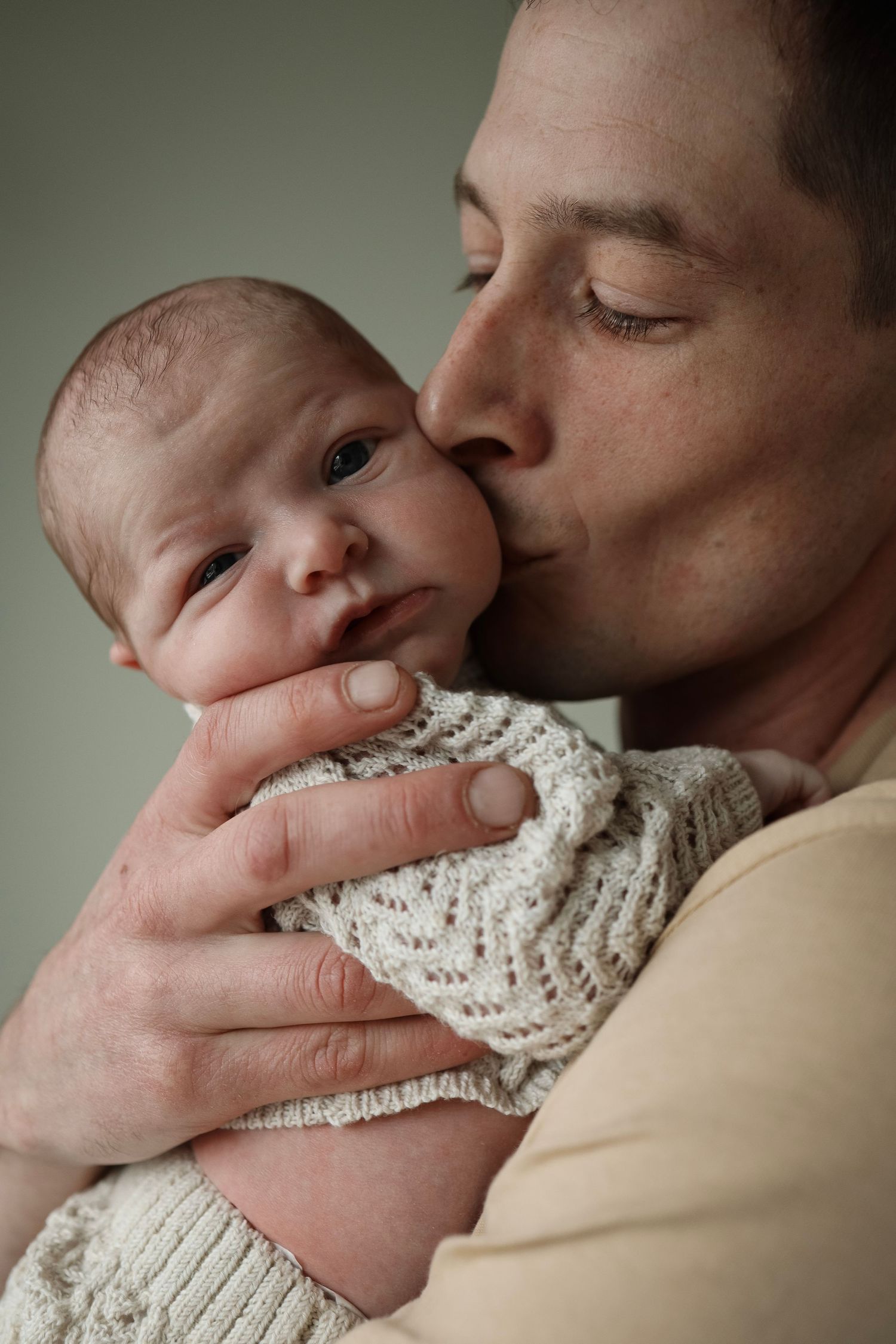 Vastleg de eerste momenten van je newborn in Eindhoven  Noord Brabant met professionele fotografie. Bewaar deze bijzondere tijd voor altijd.