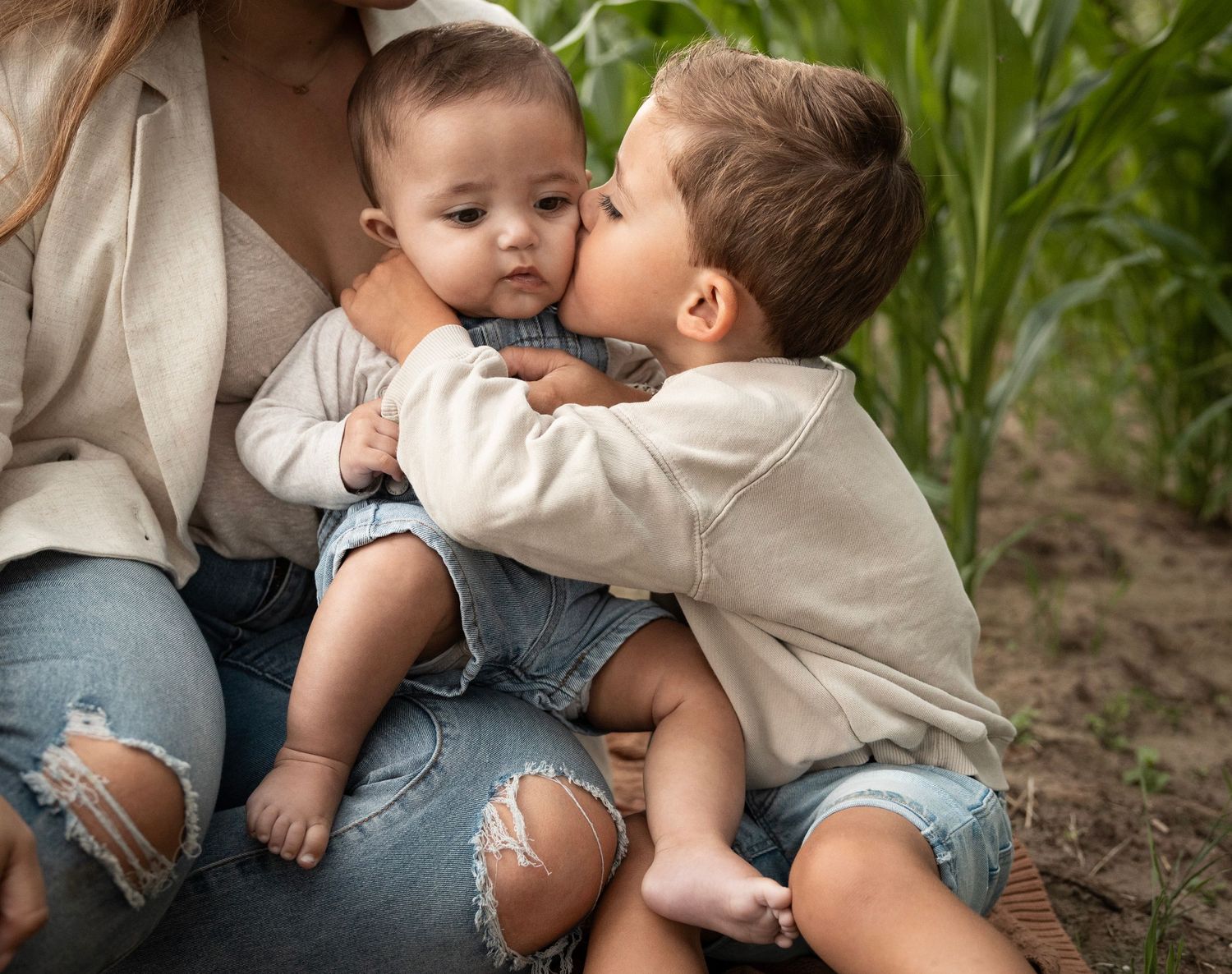 Twee broertjes. Een liefdevol moment vastgelegd door een enthousiaste fotograaf in omgeving Eindhoven (Noord -Brabant)