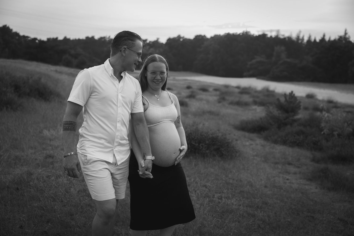 Zwangerschaps- en motherhood minishoot op de paarse heide in Eindhoven, vol liefdevolle en natuurlijke momenten in de zachte natuur.