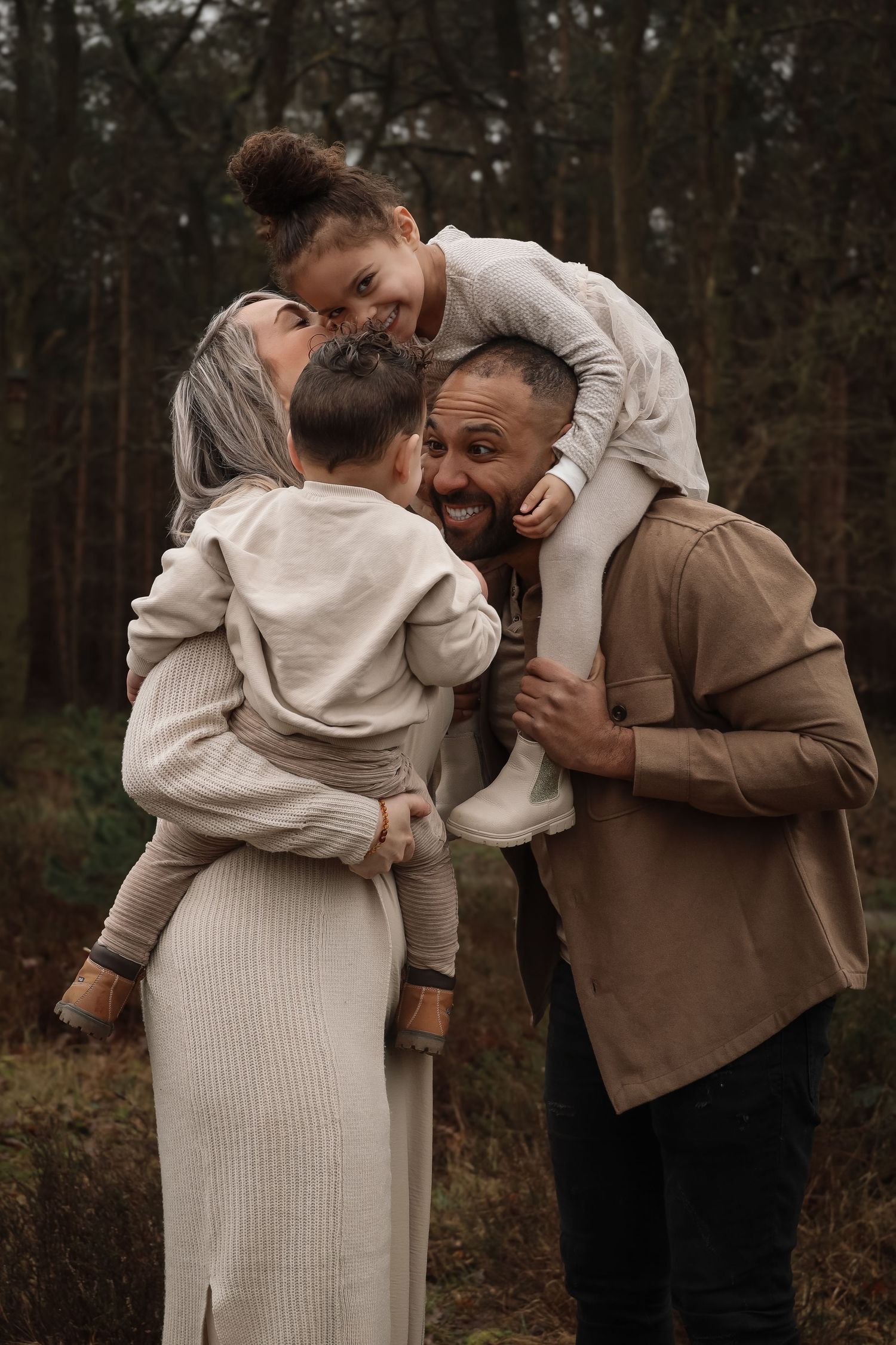 Gezinsfotografie in Eindhoven: liefdevolle, spontane foto's van jullie samen – puur, warm en écht zoals jullie zijn.