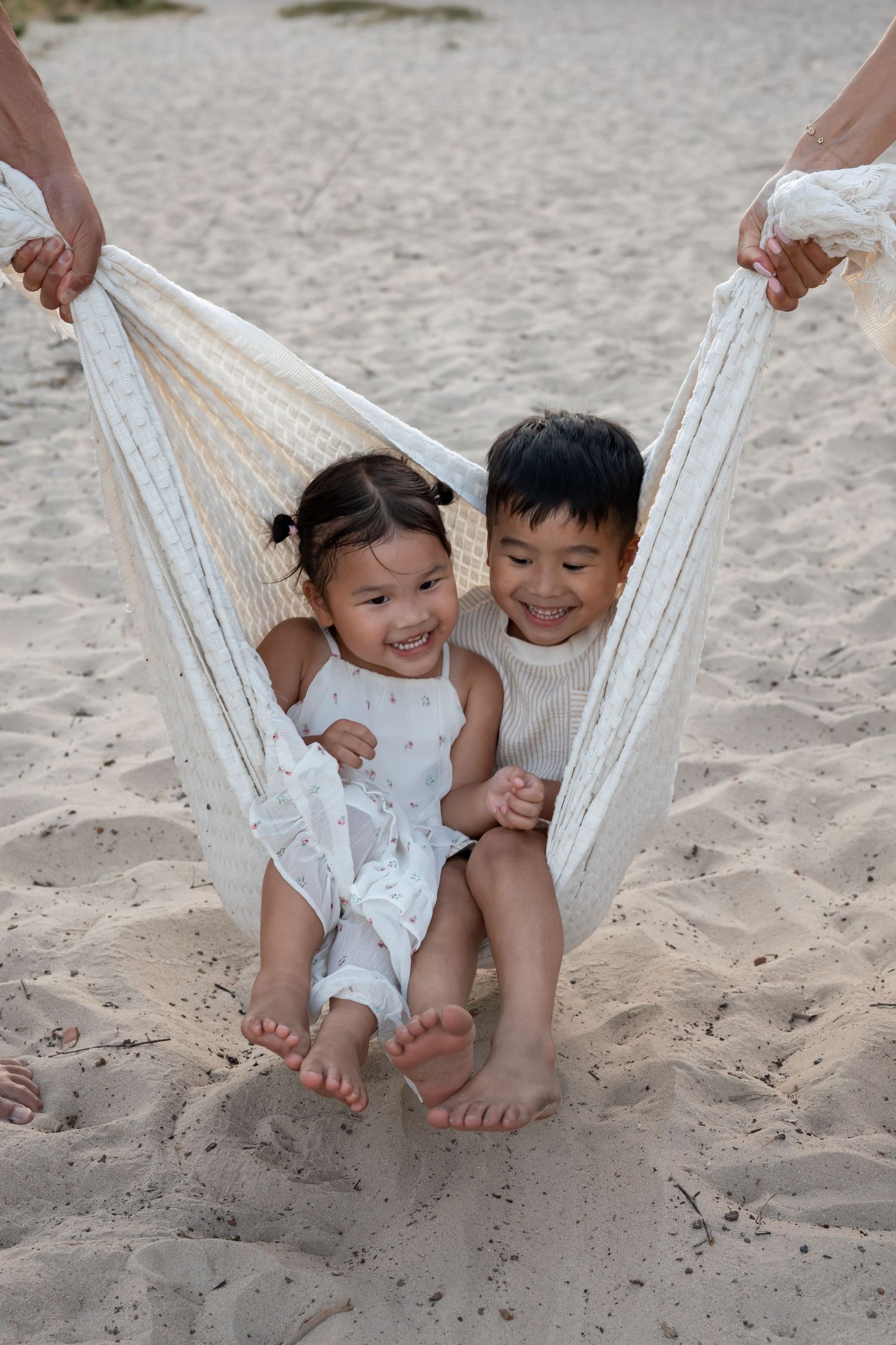 Sfeervolle portfolioshoot voor fotografen met twee kinderen tijdens een professioneel gestylde kinderfotosessie op buitenlocatie.
