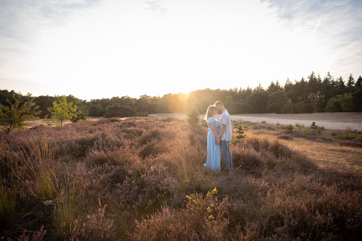 Romantische verlovings- en loveshoot op de paarse heide in Eindhoven, met intieme en spontane momenten tussen verliefde koppels.