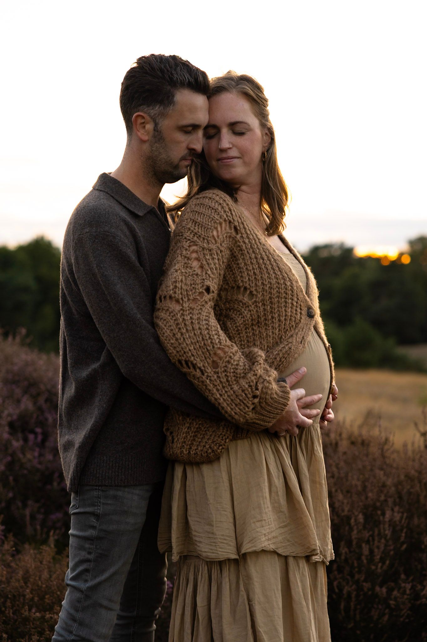 Herfst minishoot Eindhoven voor spontane, warme momenten in het bos met bladeren, licht en liefde voor gezinnen en koppels