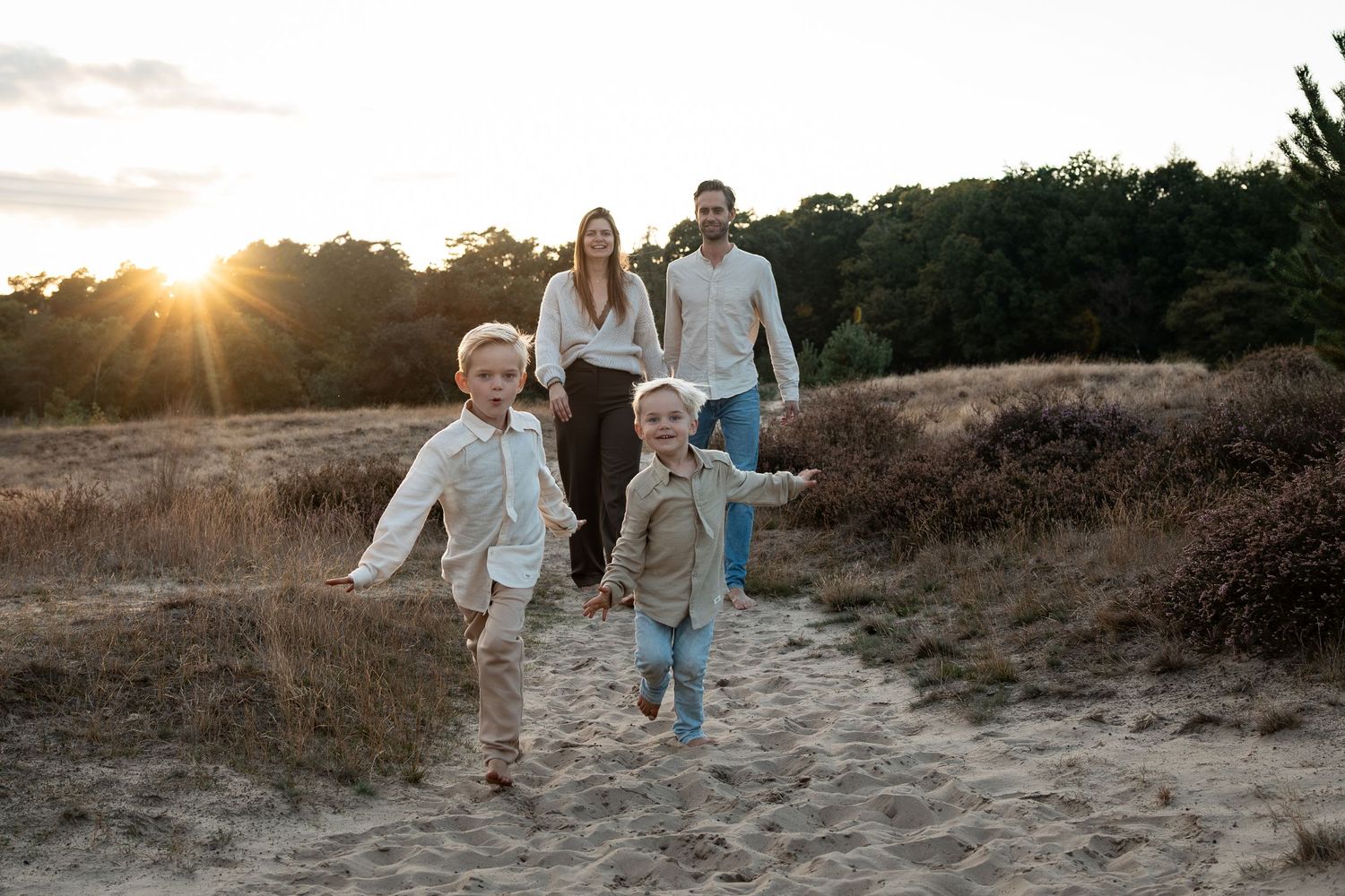 Gezinsfotoshoot buiten met spontane lachjes, interactie en liefdevolle momenten Eindhoven Noord-Brabant
