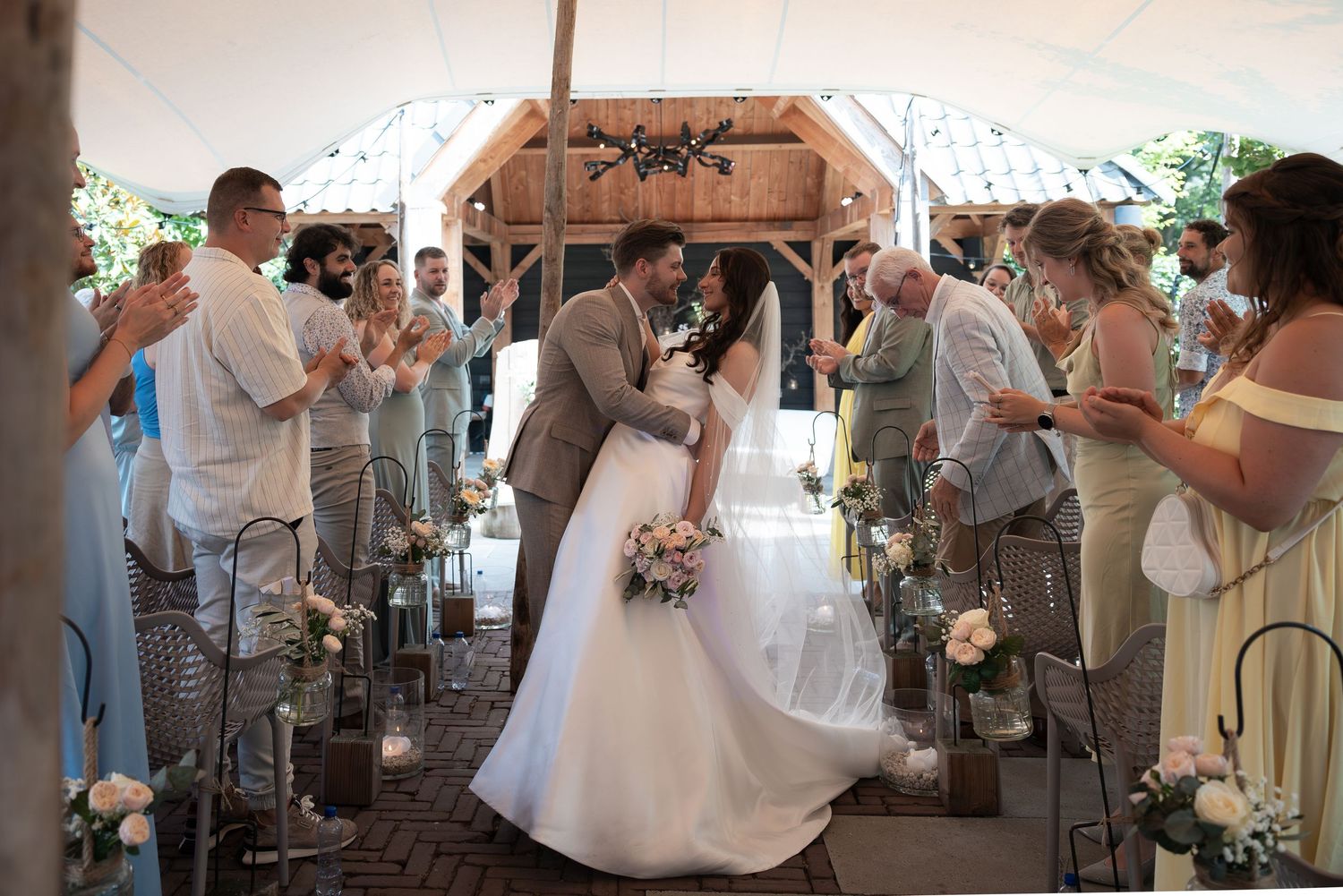 Professionele trouwfotograaf Eindhoven Noord-Brabant voor koppels die houden van romantische en spontane bruidsfotografie vol sfeer.