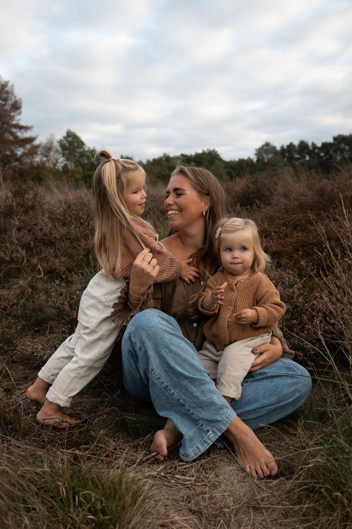 Herfst minishoot in Eindhoven met kleurrijke blaadjes, warme tinten en spontane momenten voor gezinnen, kinderen of koppels in Noord-Brabant