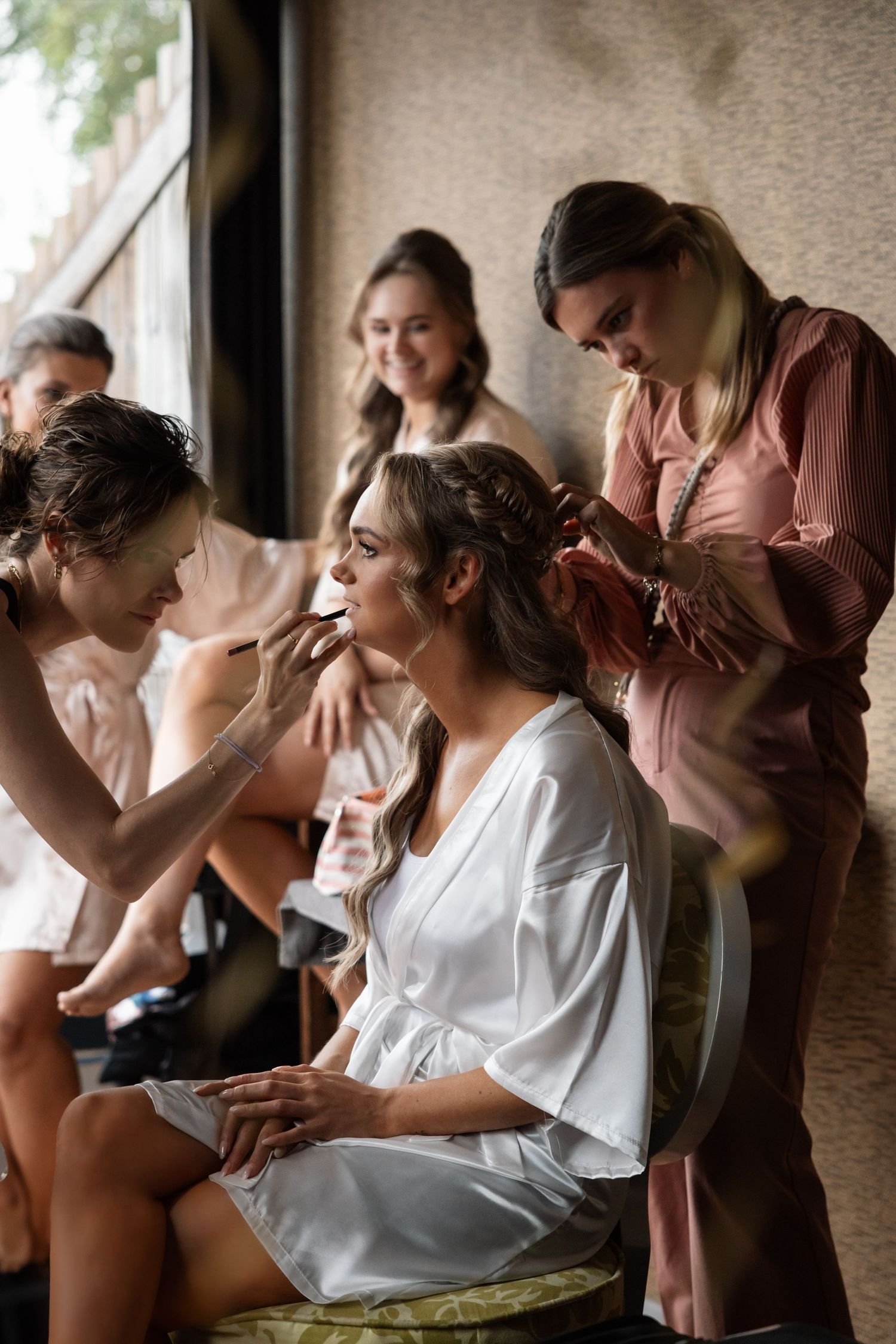 Intieme ‘getting ready’ momenten in Eindhoven vastgelegd – spontane bruiloftsfotografie in Nederland, Noord-Brabant en buitenland.