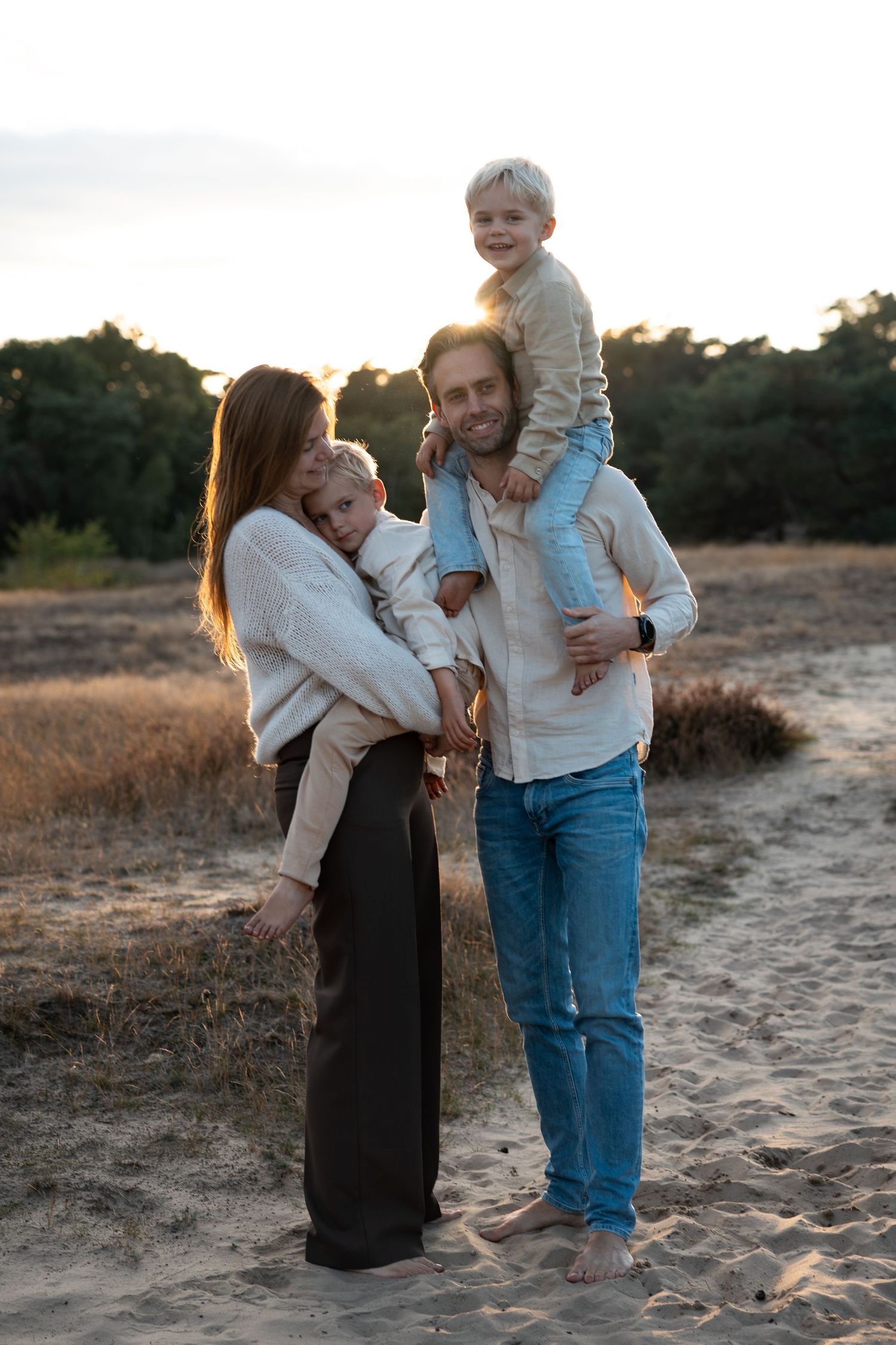 Professionele gezinsfotoshoot met ouders en kinderen vastgelegd door ervaren gezinsfotograaf in Eindhoven Noord-Brabant