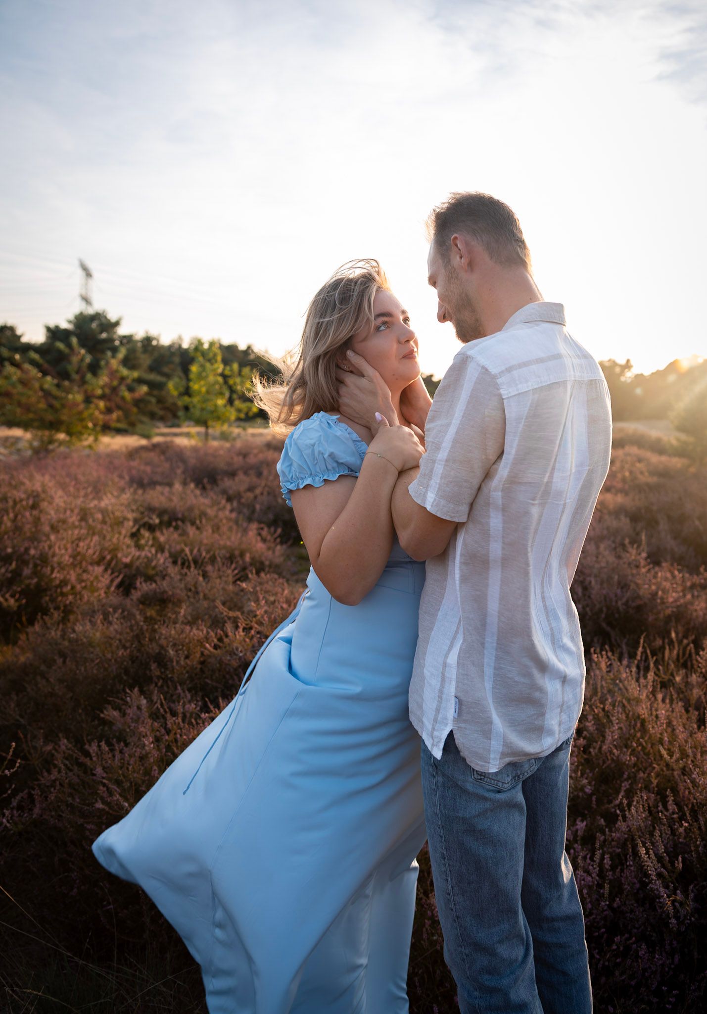Romantische loveshoot op de paarse heide in Eindhoven tijdens een zomerse minishoot voor verliefde koppels bij zonsondergang.