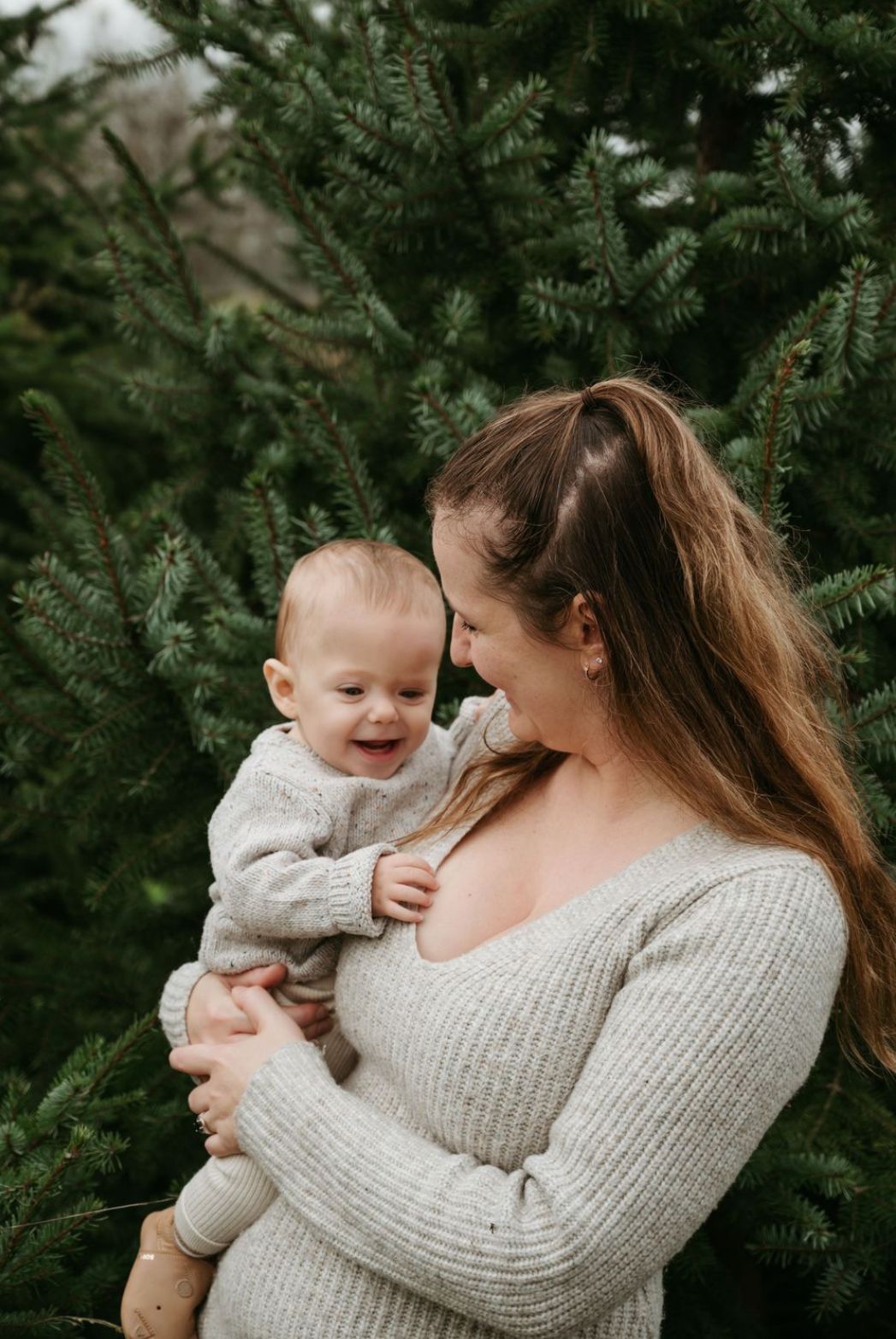 Kerst minishoot in Eindhoven met warme setting, perfect voor kerstkaart, social media of cadeau, sfeervol vastgelegd.