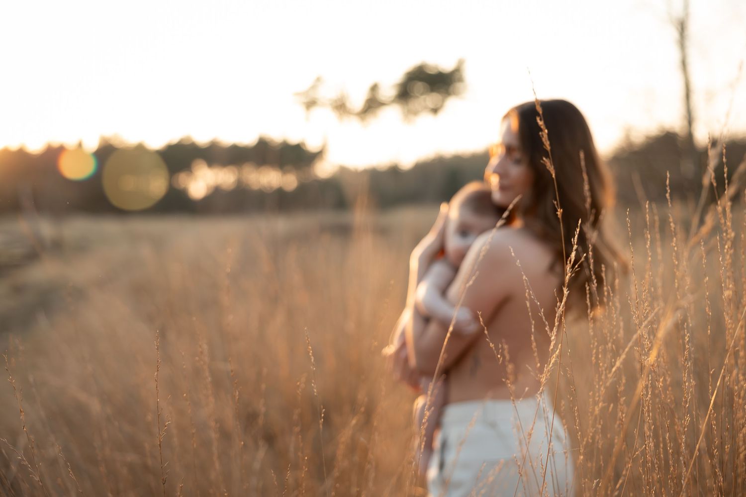 De puurste vorm van moederliefde vastgelegd tijdens golden hour, professionele fotograaf uit de omgeving van Eindhoven, Noord-Brabant.