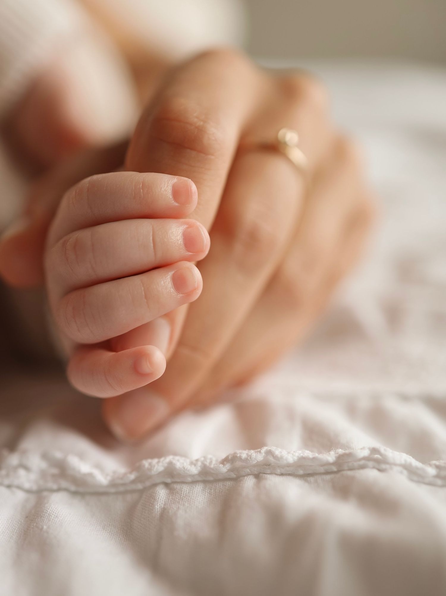 De kleine handjes mogen niet vergeten worden tijdens jullie newbornshoot.. Puur, liefdevol en een herinnering voor altijd!