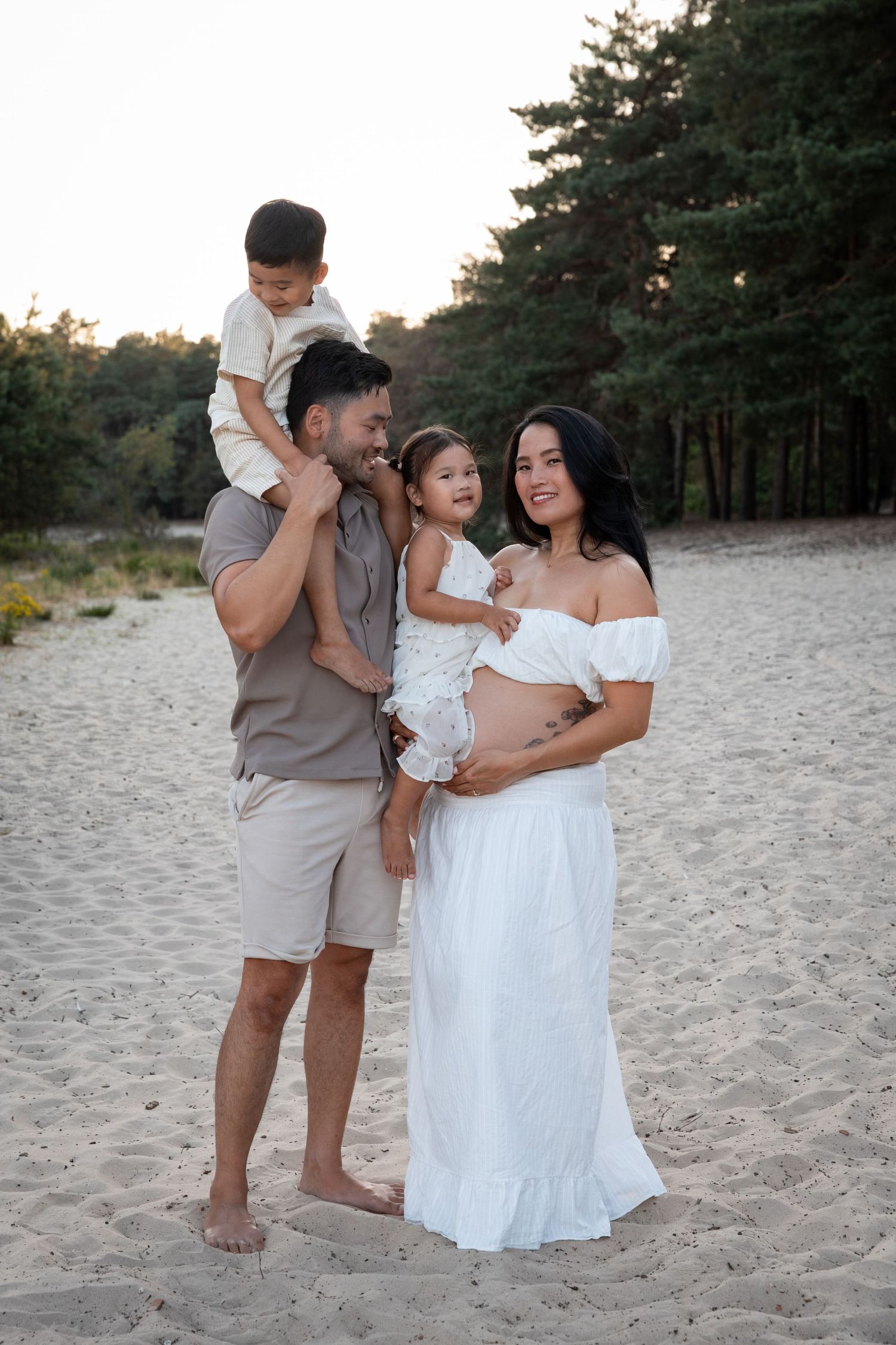Gezinsfotografie tijdens een kleinschalige portfolio shoot voor fotografen op een sfeervolle buitenlocatie.