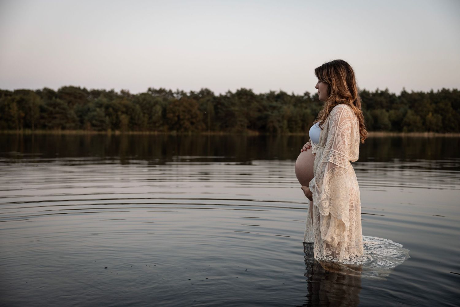 Een serene zwangerschapsshoot aan het water in omgeving Eindhoven, Noord-Brabant. waar je zwangerschap op beeld prachtig tot leven komt.