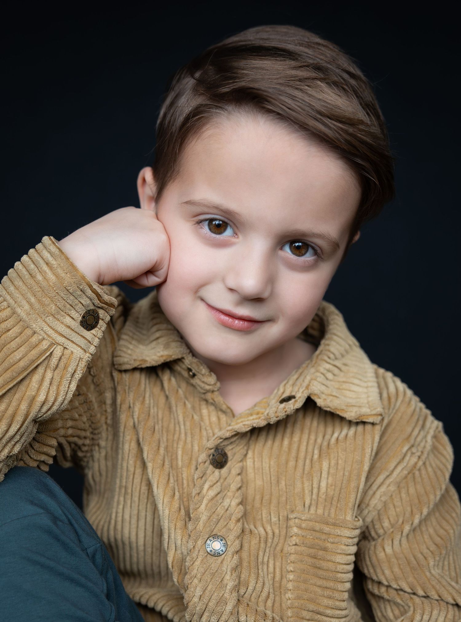 Kinderportret fotoshoot in Eindhoven met warme sfeer echte emoties en rustige tijdloze portret stijl voor herinnering