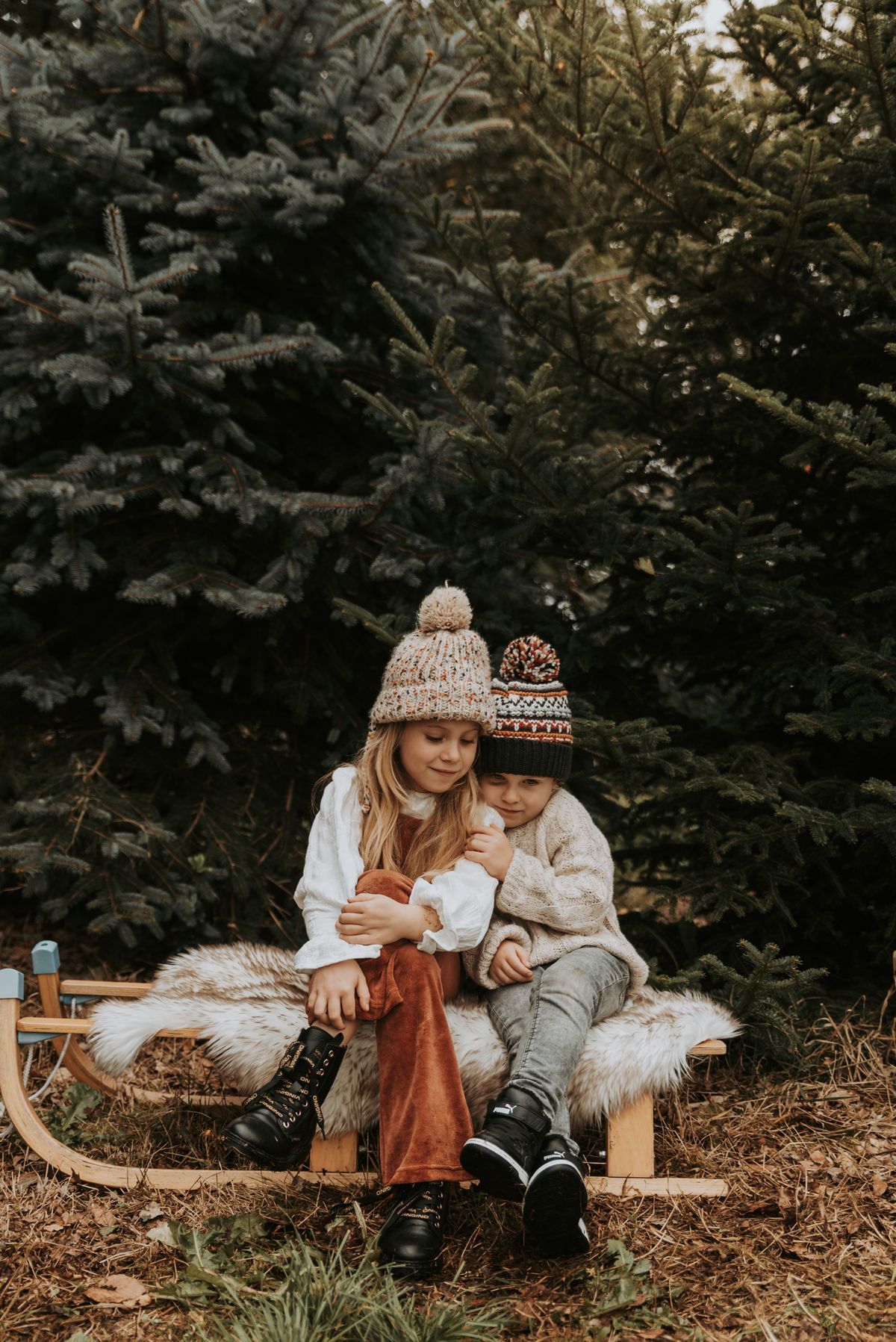Sfeervolle kerst fotoshoot Eindhoven in gezellige studio met winterdecor en warme styling, ideaal voor kerstkaart of familieherinnering