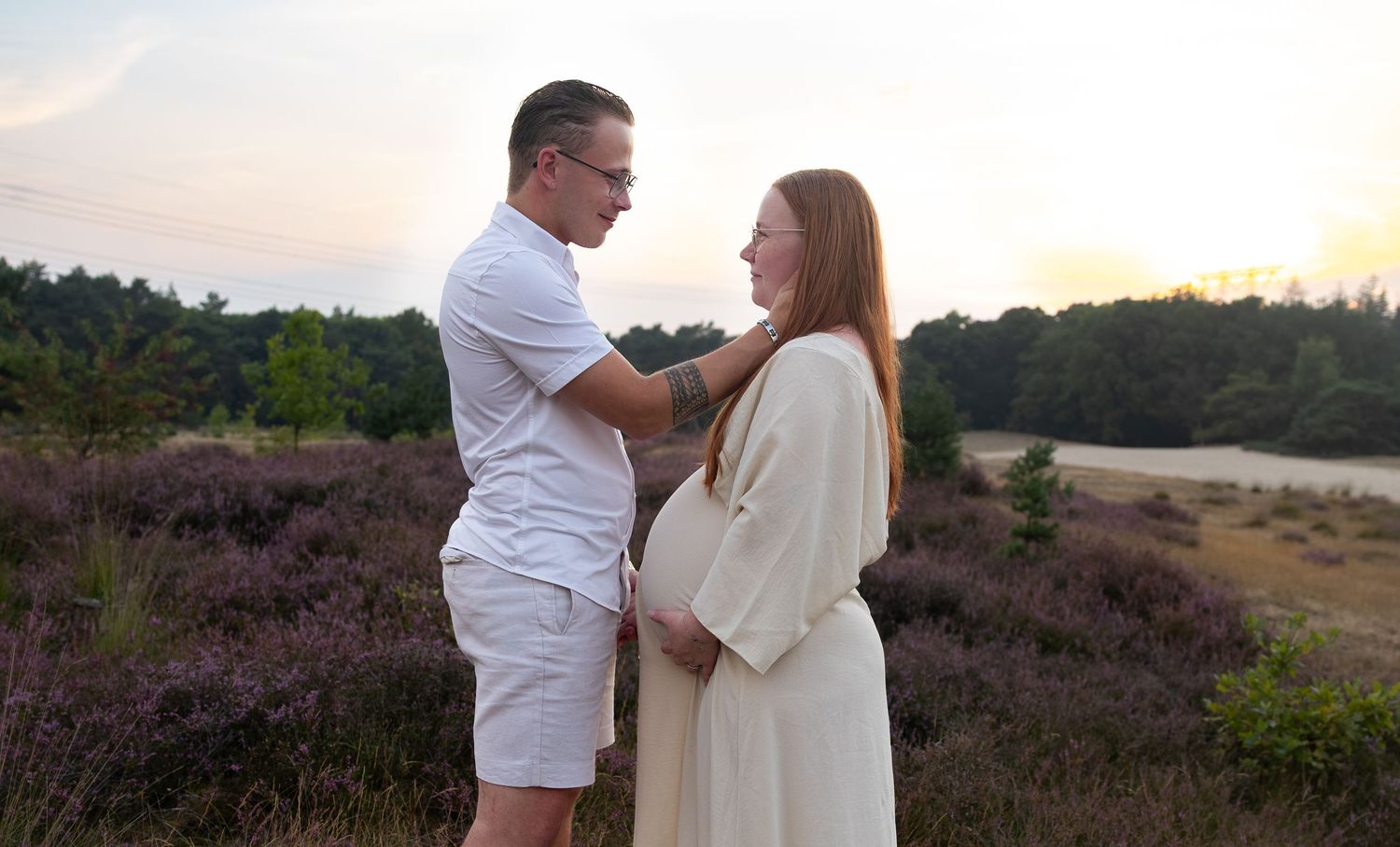 Intieme motherhood en gezinsshoot op de paarse heide in Eindhoven, met liefdevolle momenten tussen moeder en kinderen in de natuur.