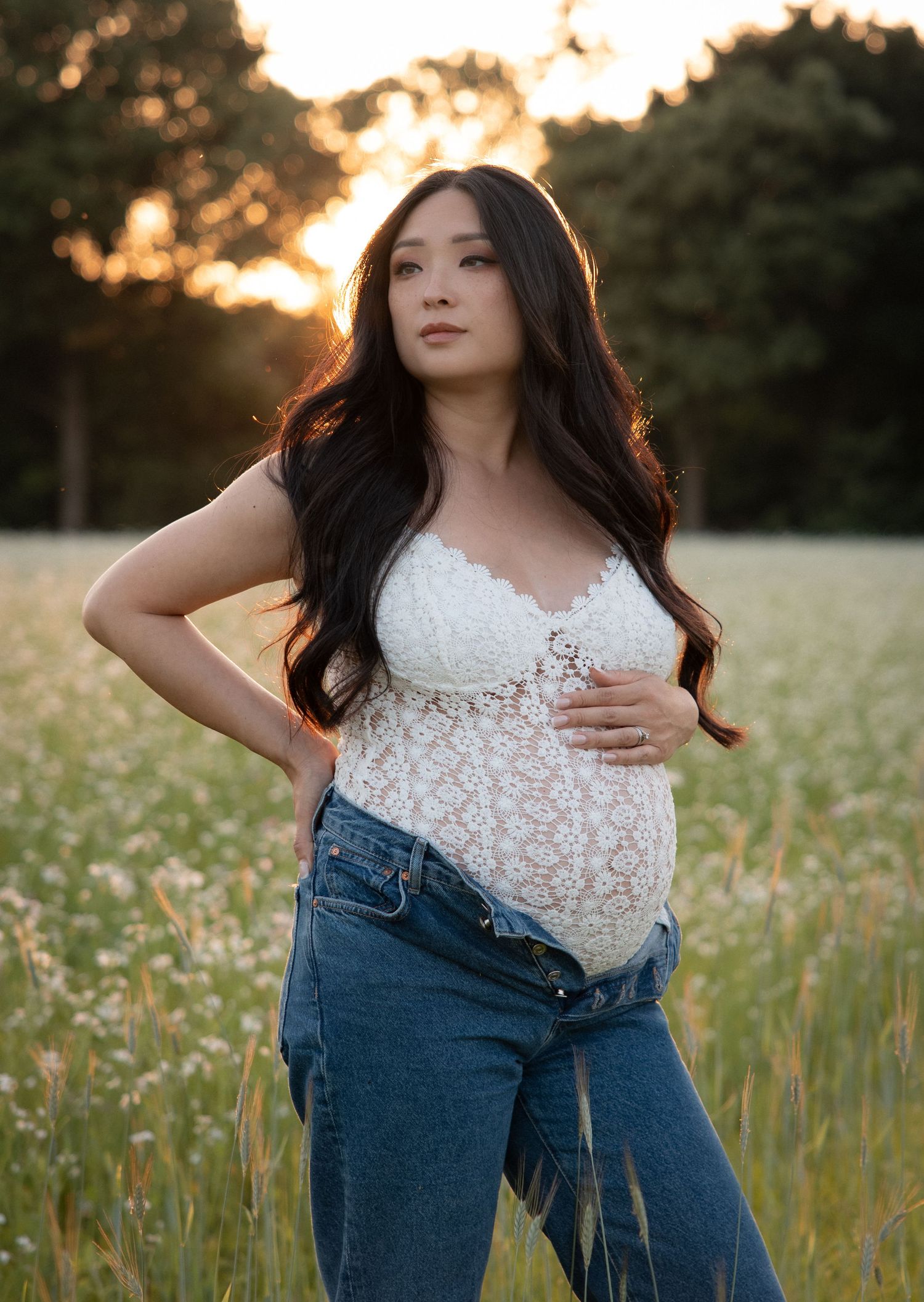 Zwangerschapsshoot tussen bloeiende bloemen in Noord-Brabant. Kleurrijke buitenlocatie nabij Eindhoven voor liefdevolle buikfoto’s.