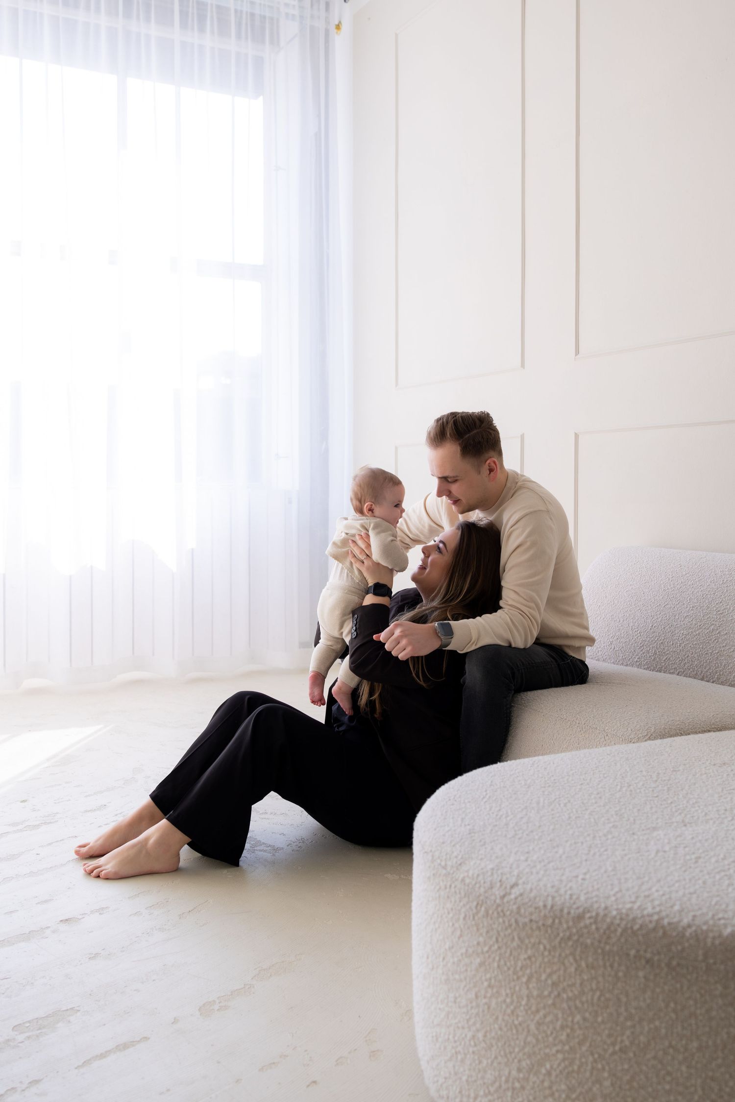 Familie fotoshoot in studio met ouders en kinderen, vastgelegd in een spontane en ontspannen sfeer.