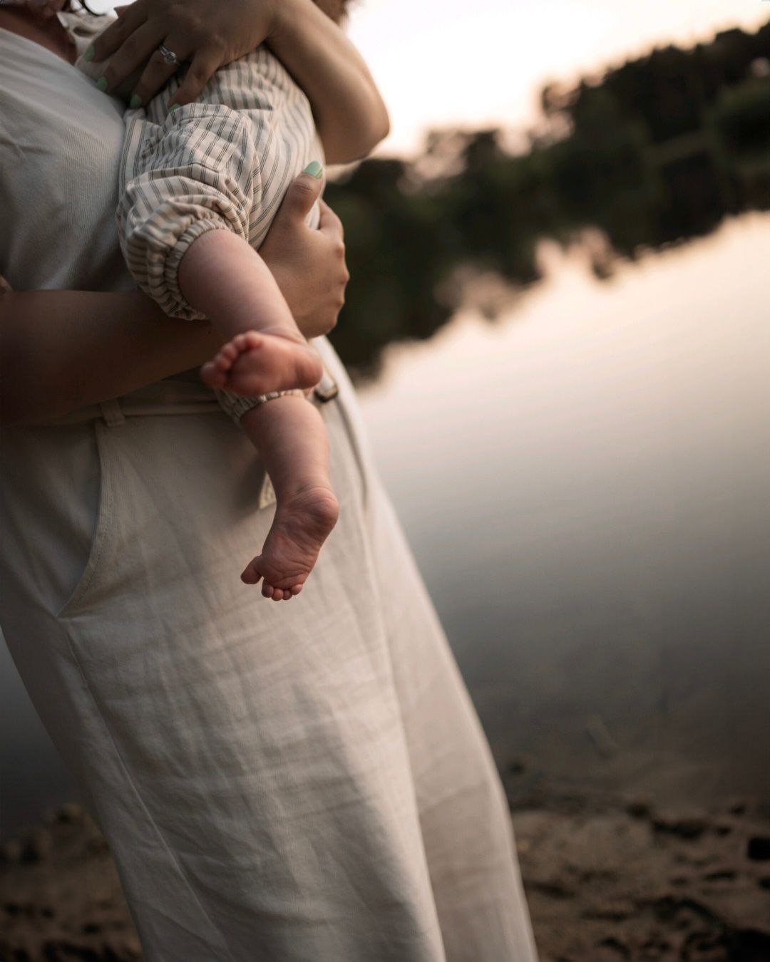 Tijdens de fotoshoot worden de mooiste details vastgelegd, van kleine handjes tot voetjes, die de liefde en verwachting perfect vastleggen.