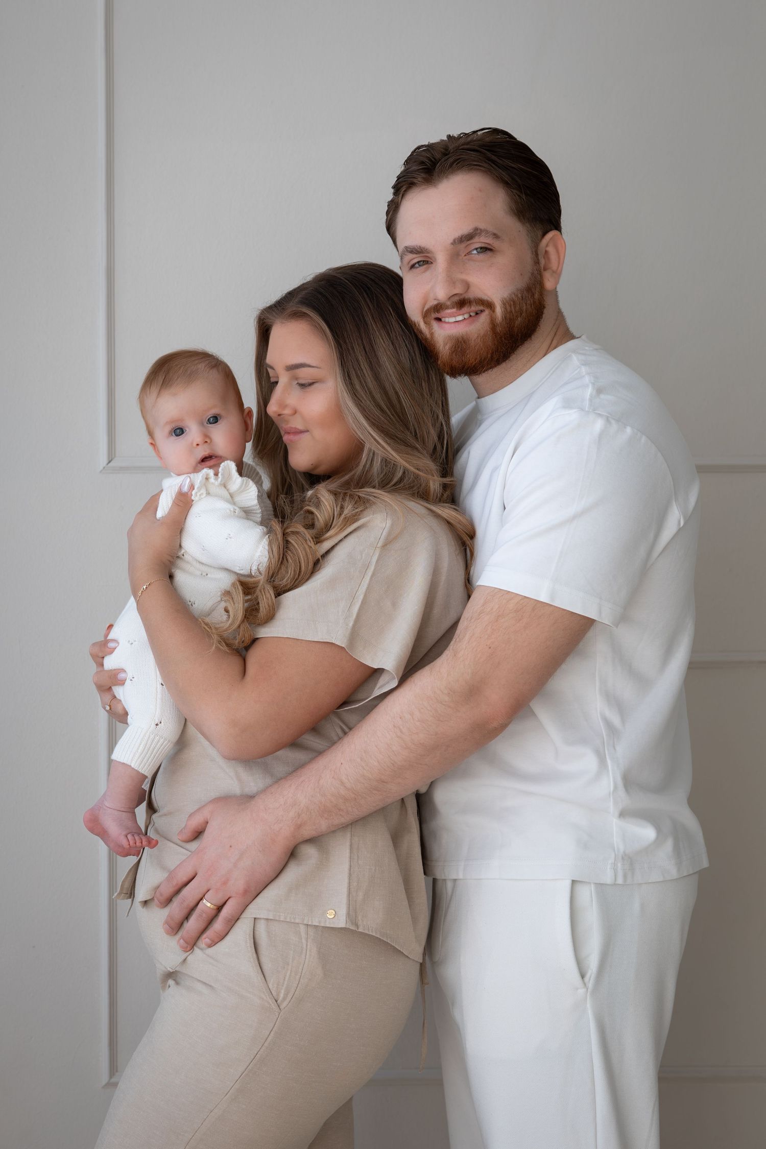 Gezin geniet van een ontspannen studio fotoshoot in Eindhoven, met liefdevolle momenten en tijdloze familiefoto's in natuurlijke stijl.